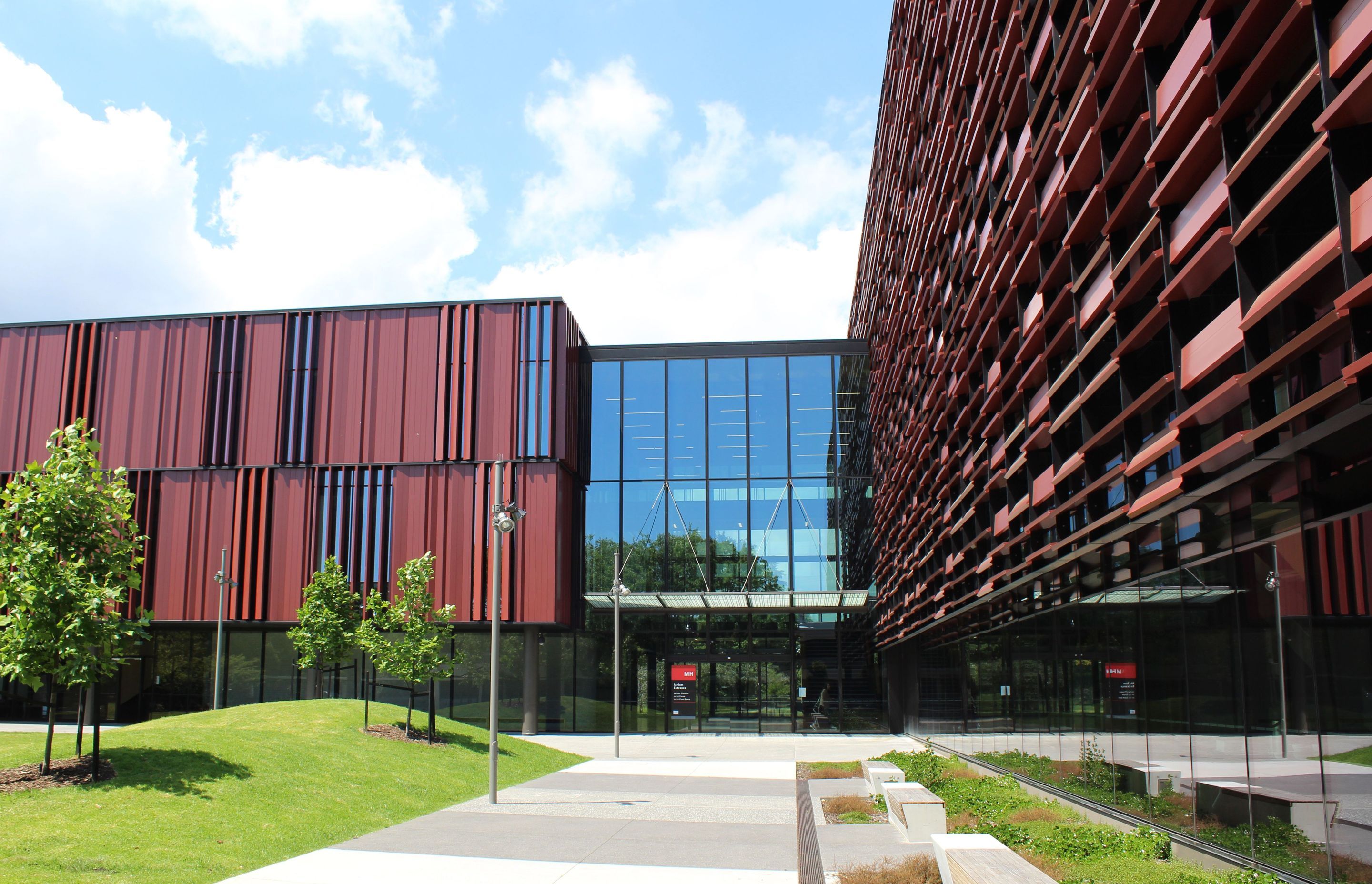 The Mana Hauora building at AUT features a Thermosash-fabricated unitised facade system that includes an integrated maintenance walkway behind the screens for window cleaning access.