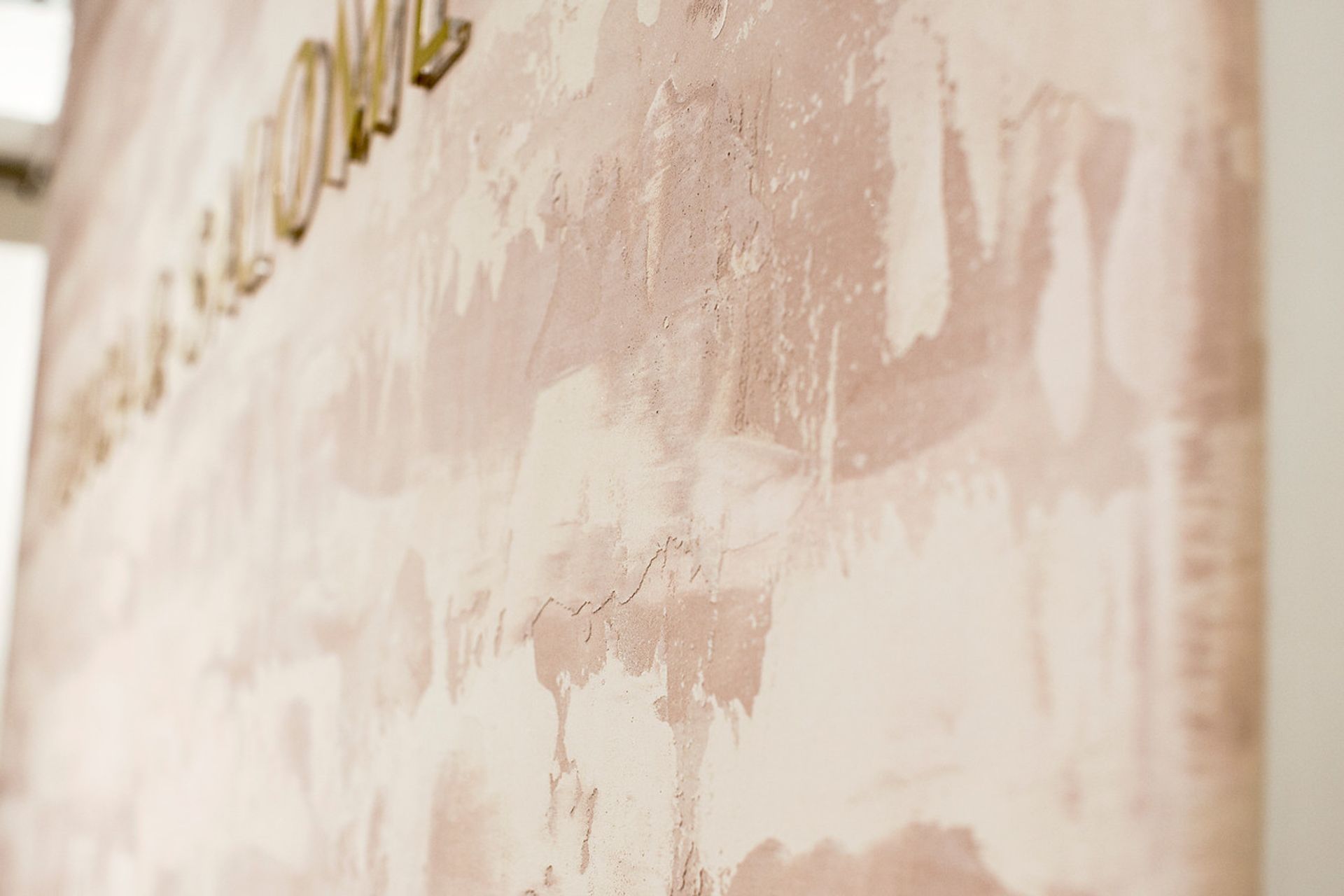 A rammed earth inspired wall combines shades of Suave in Almond Petal light and dark to create customised earth layers.