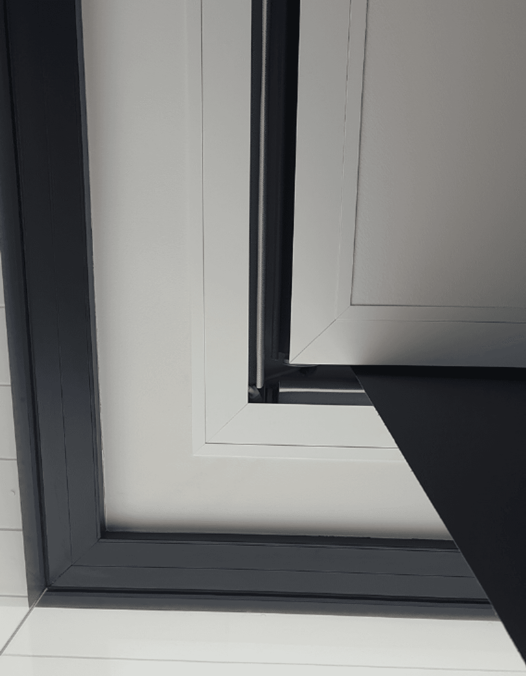 Mitred-corner face plates allow for two FlushBoxes to sit perpendicular to each other for corner glazing applications.