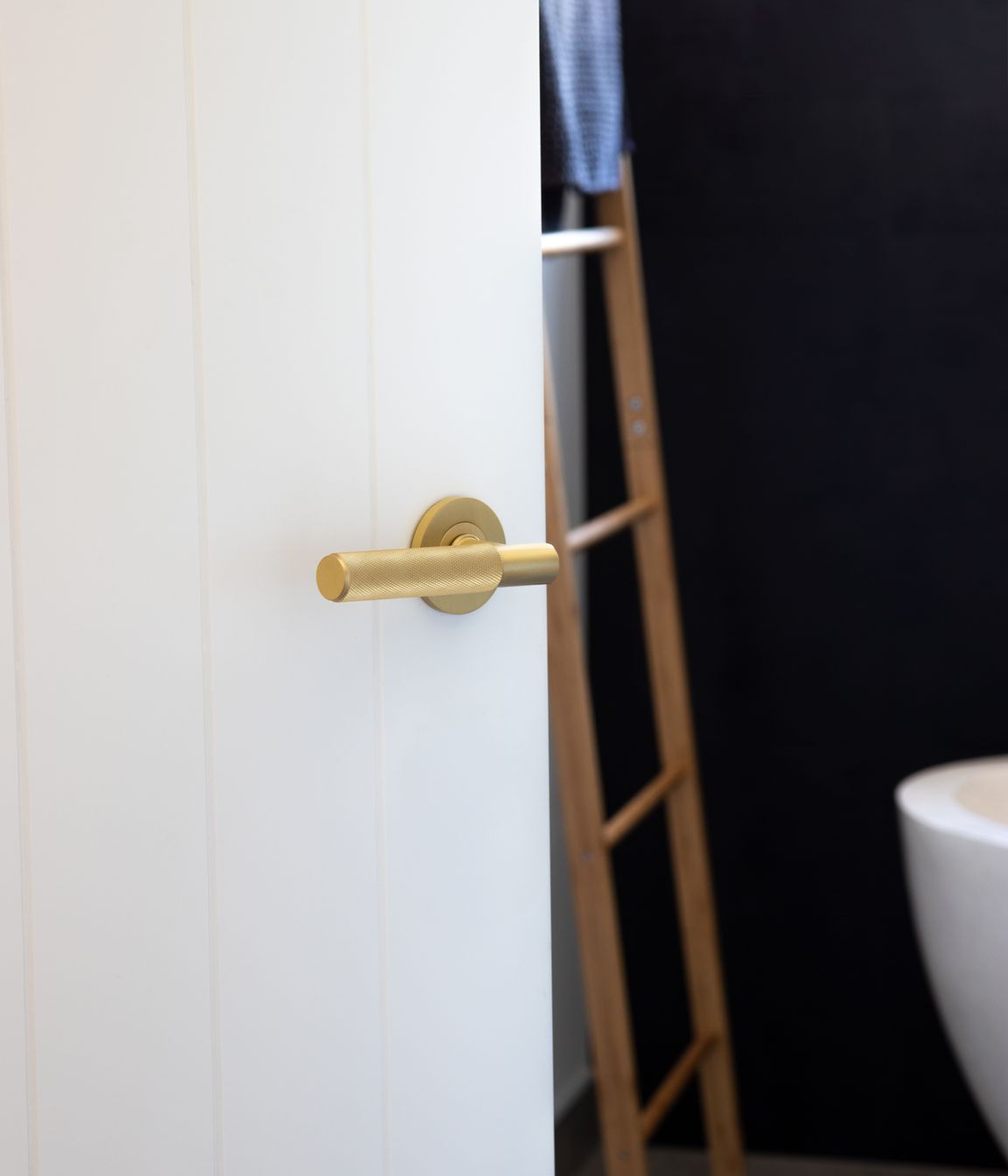 The Verge handle exemplifies the industrial/residential juxtaposition that lies at the heart of the NIDO Collection. Seen here in matt satin brass with matching rose.