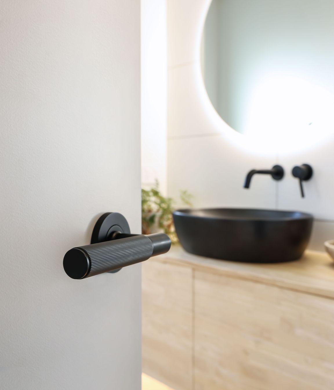The NIDO linear knurl door handle in black.