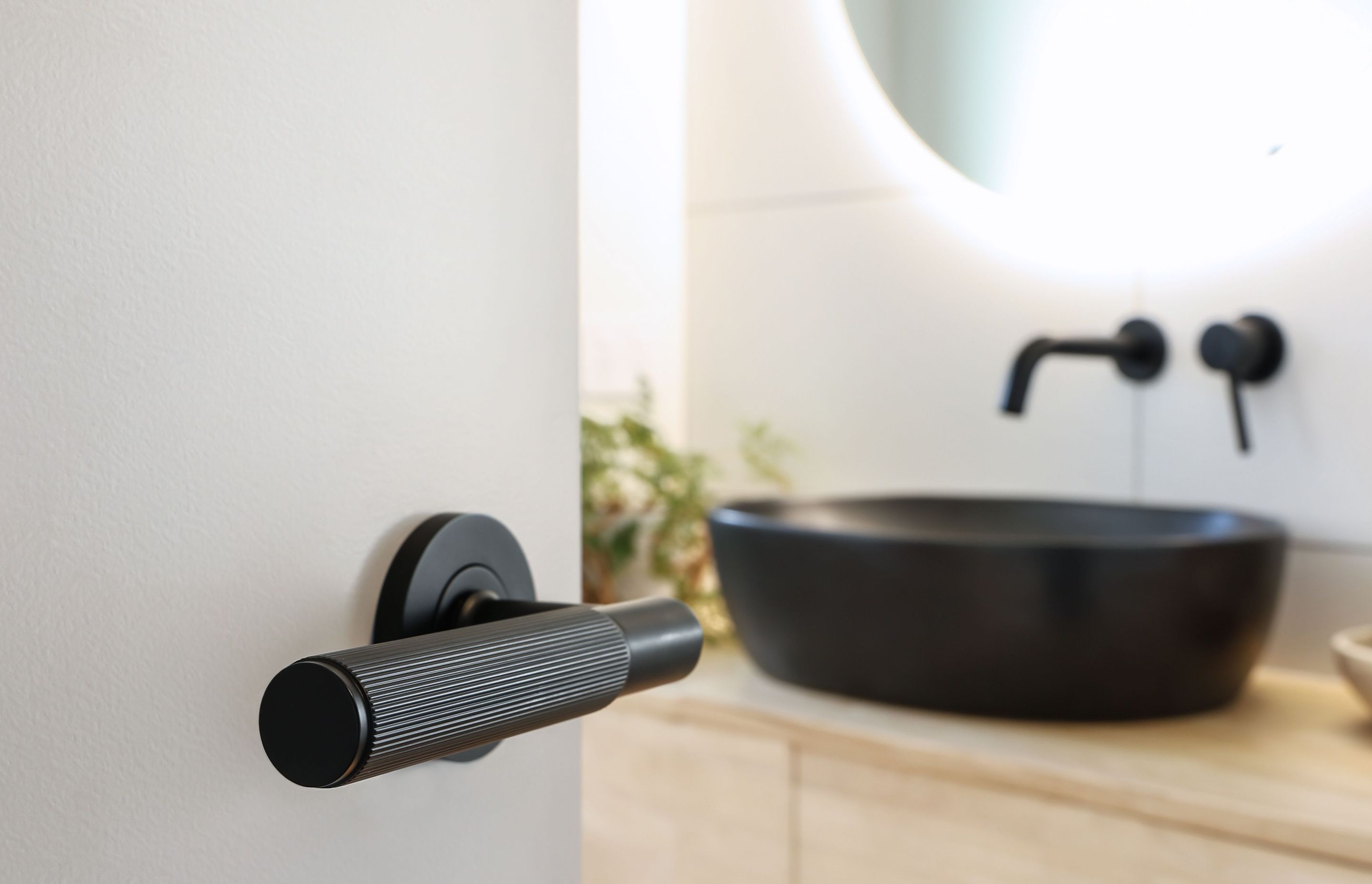 The NIDO linear knurl door handle in black.