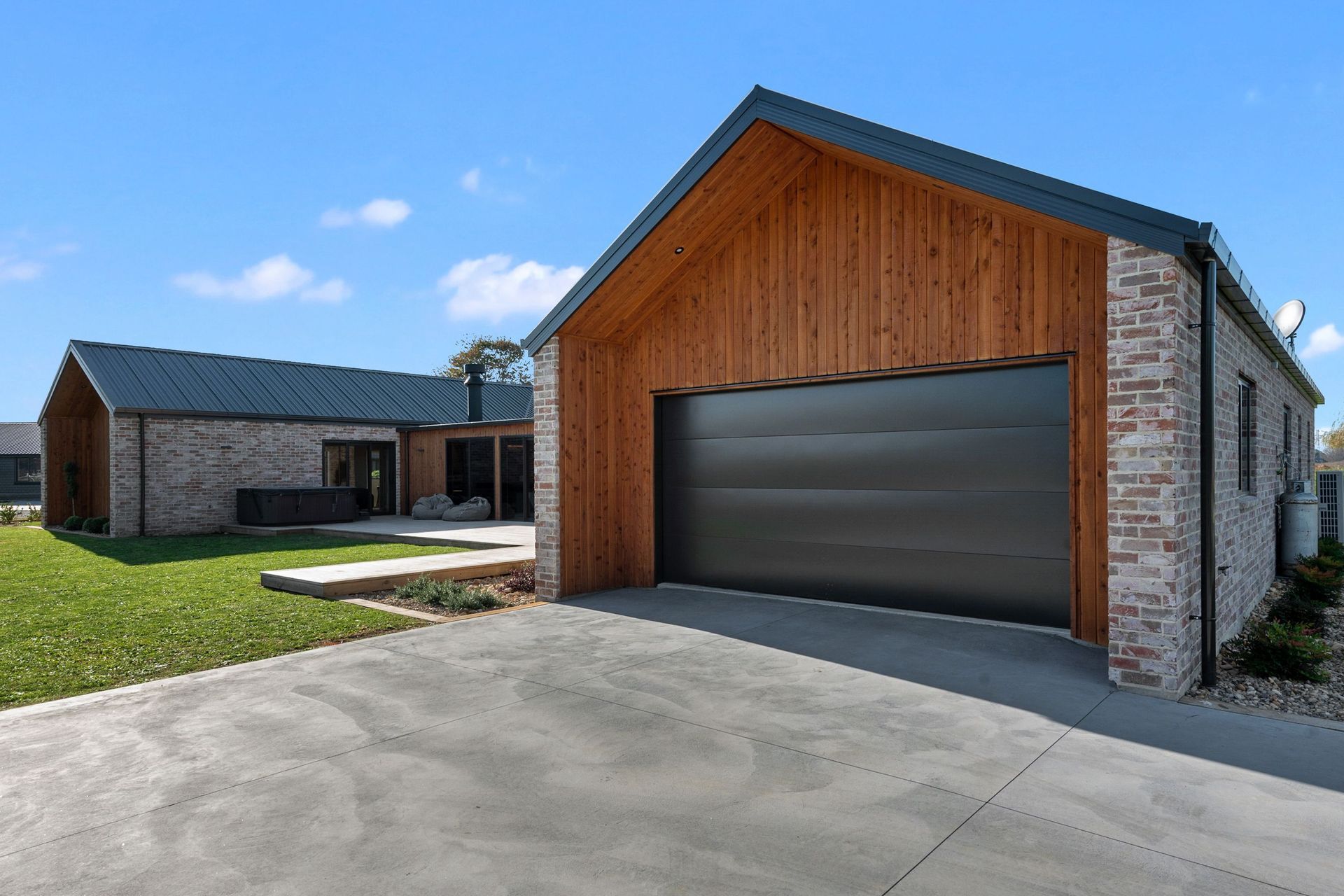 The site in Pirongia is just under an acre in a new development. “There were a couple of homes that were starting to build at the same time,” says architectural designer Rob Camden of Maunga Designs, “and we didn't know what they were going to look like.”