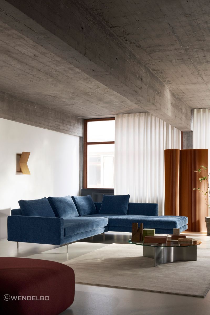 WendelboEdge-V2-mod-11-33Zest-col-12Arc-Coffee-Table-LargeBrushed-steelRaya-rug-col-Sand300-dpi.jpg