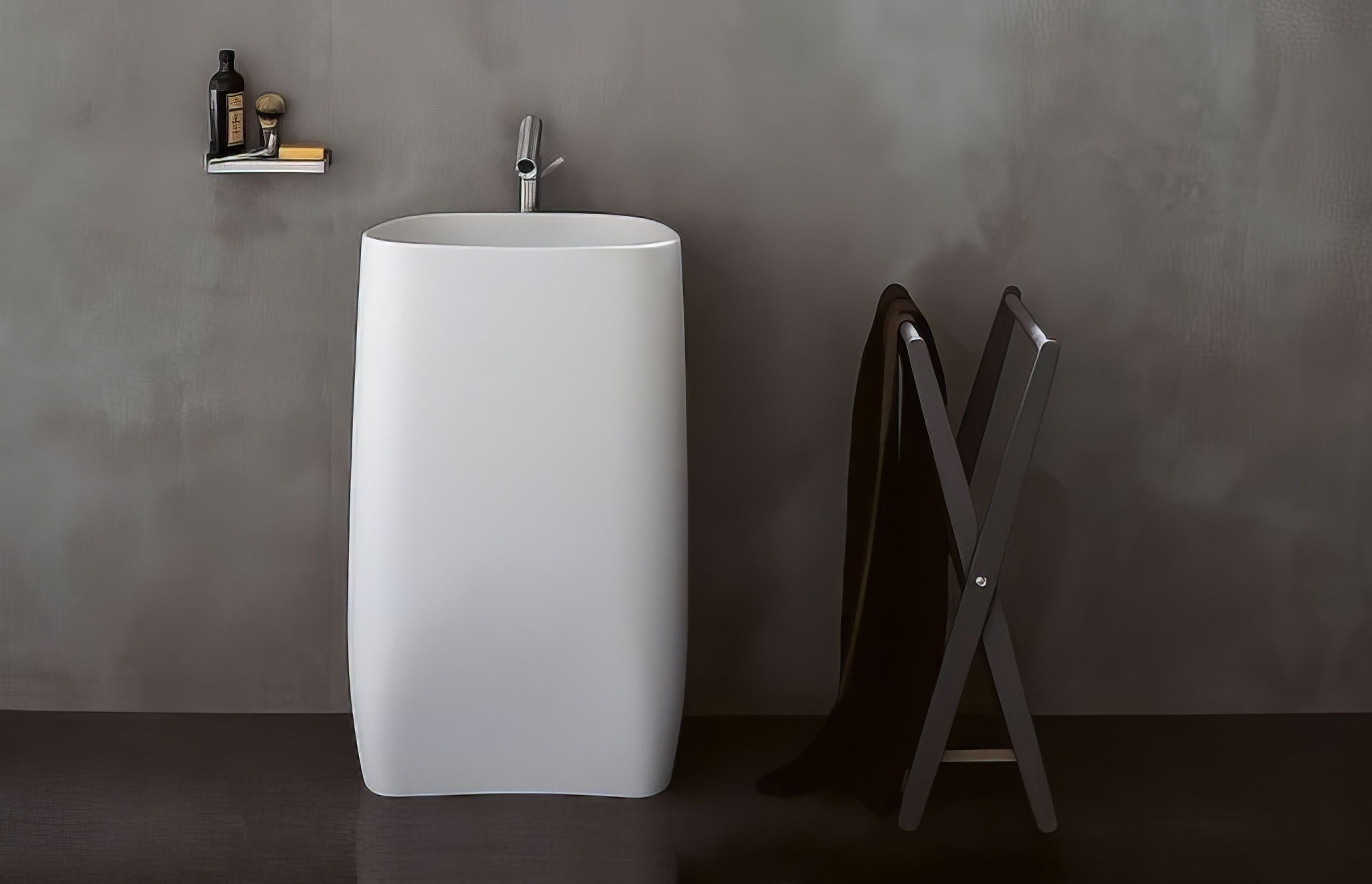 Pear C pedestal basin by Patricia Urquiola