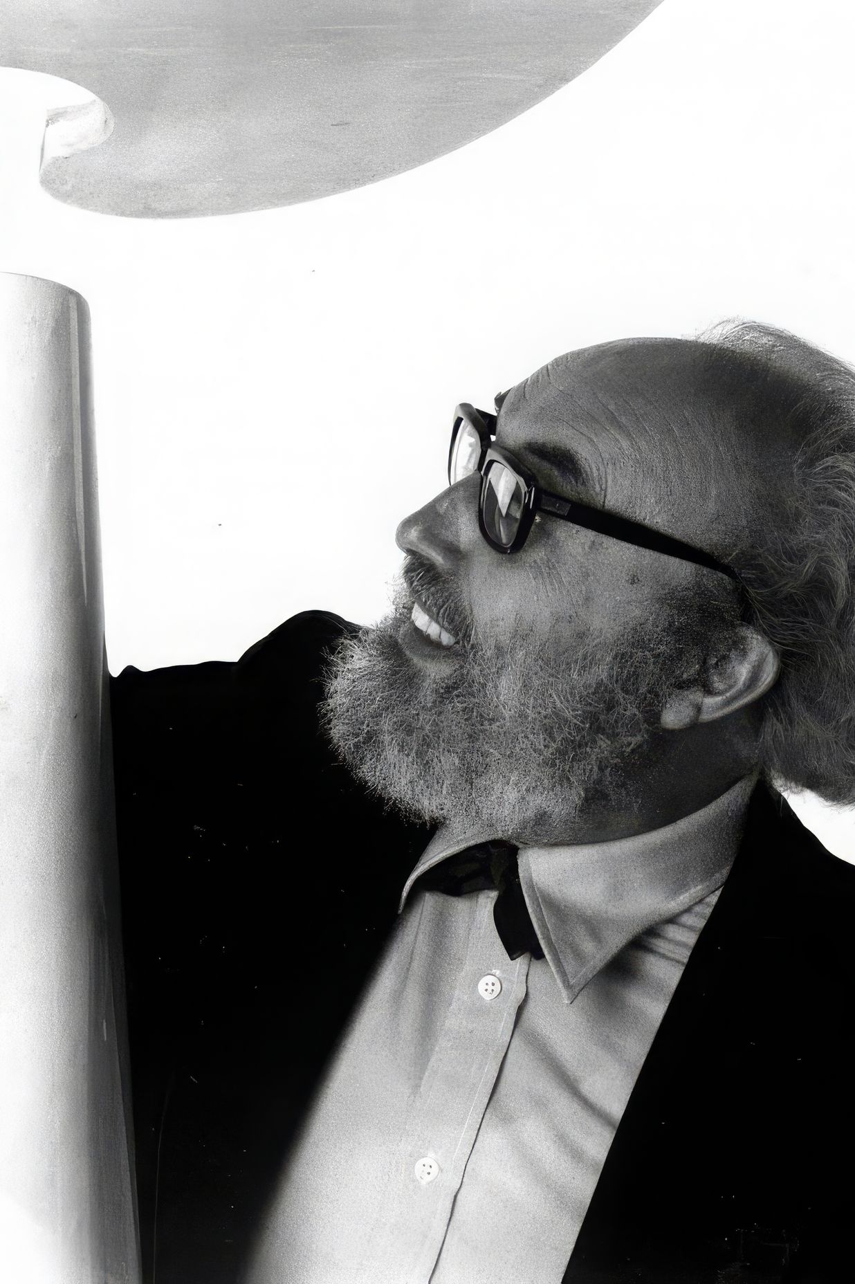 Angelo Mangiarotti with Eros table table designed in 1990.