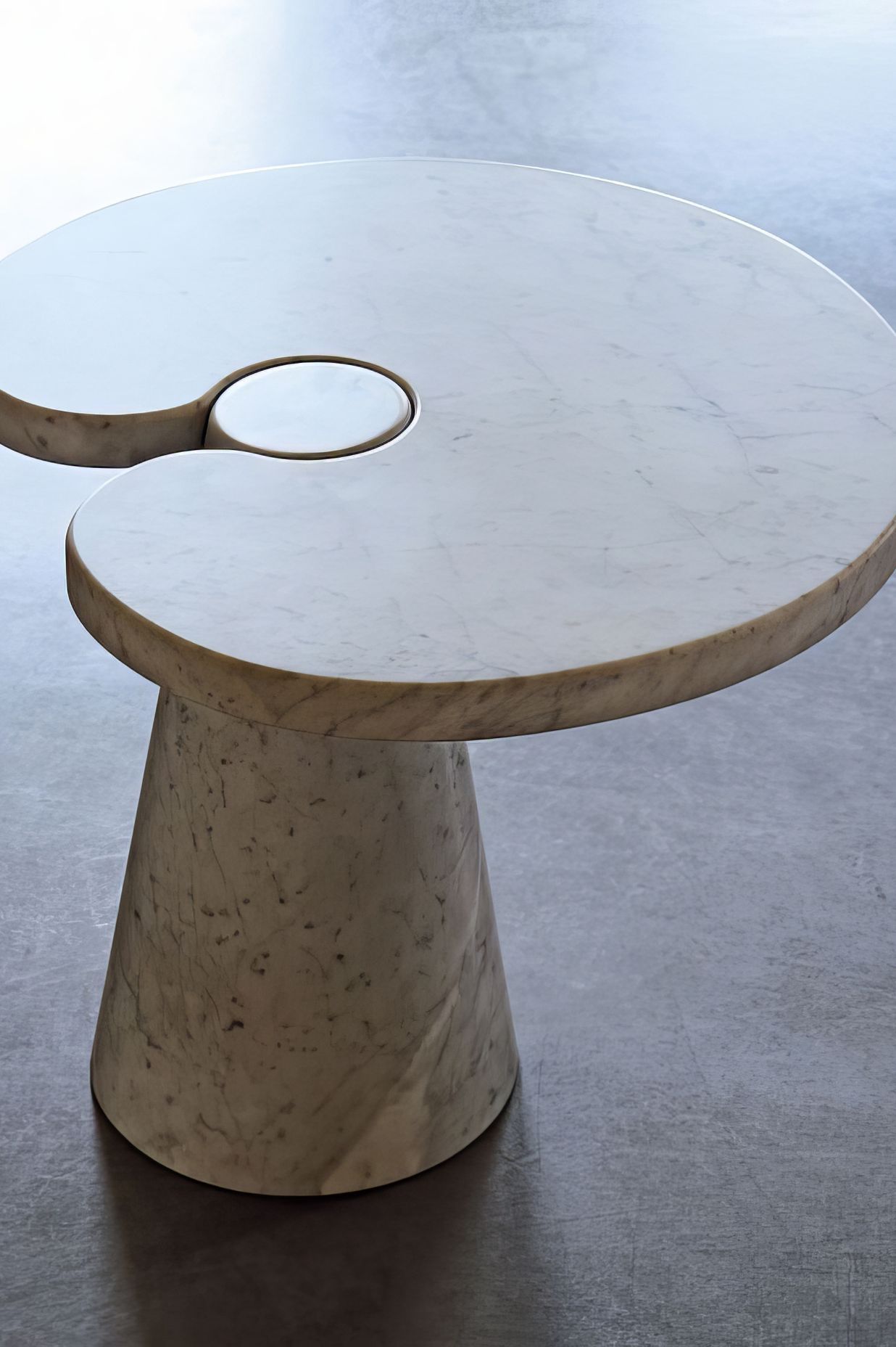 Eros table in Bianco Carrara marble. Designed by Angelo Mangiarotti in 1990.