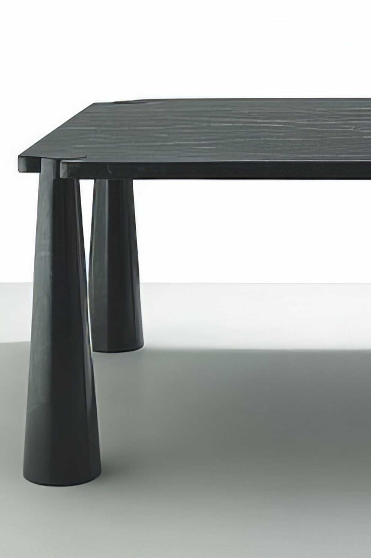Square Eros table in Nero Marquina marble. Designed by Angelo Mangiarotti in 1990.