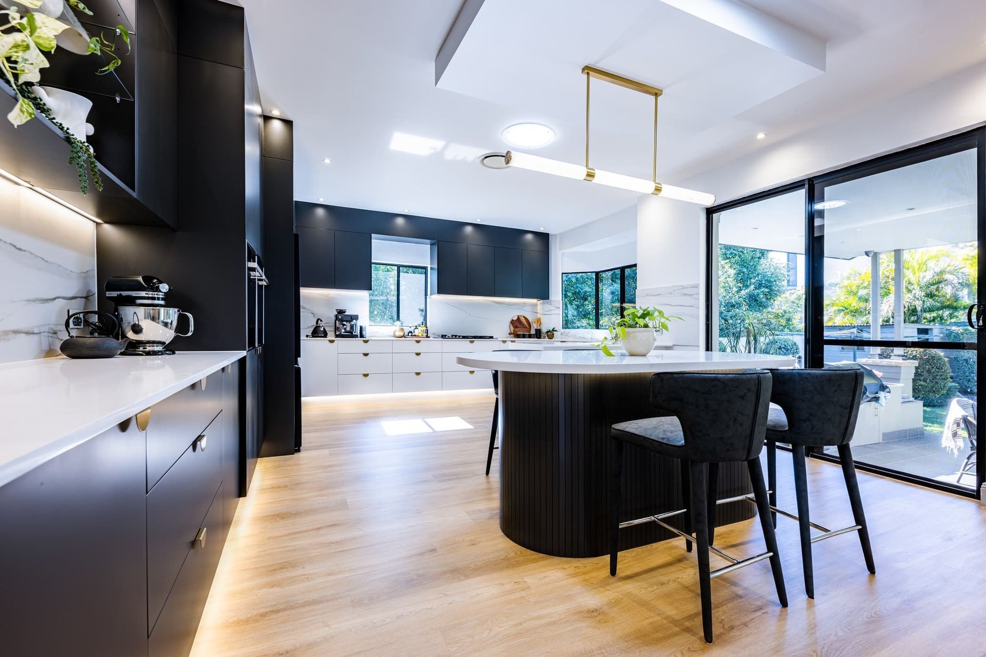How To Achieve A Luxury Kitchen Look Within Your Budget?