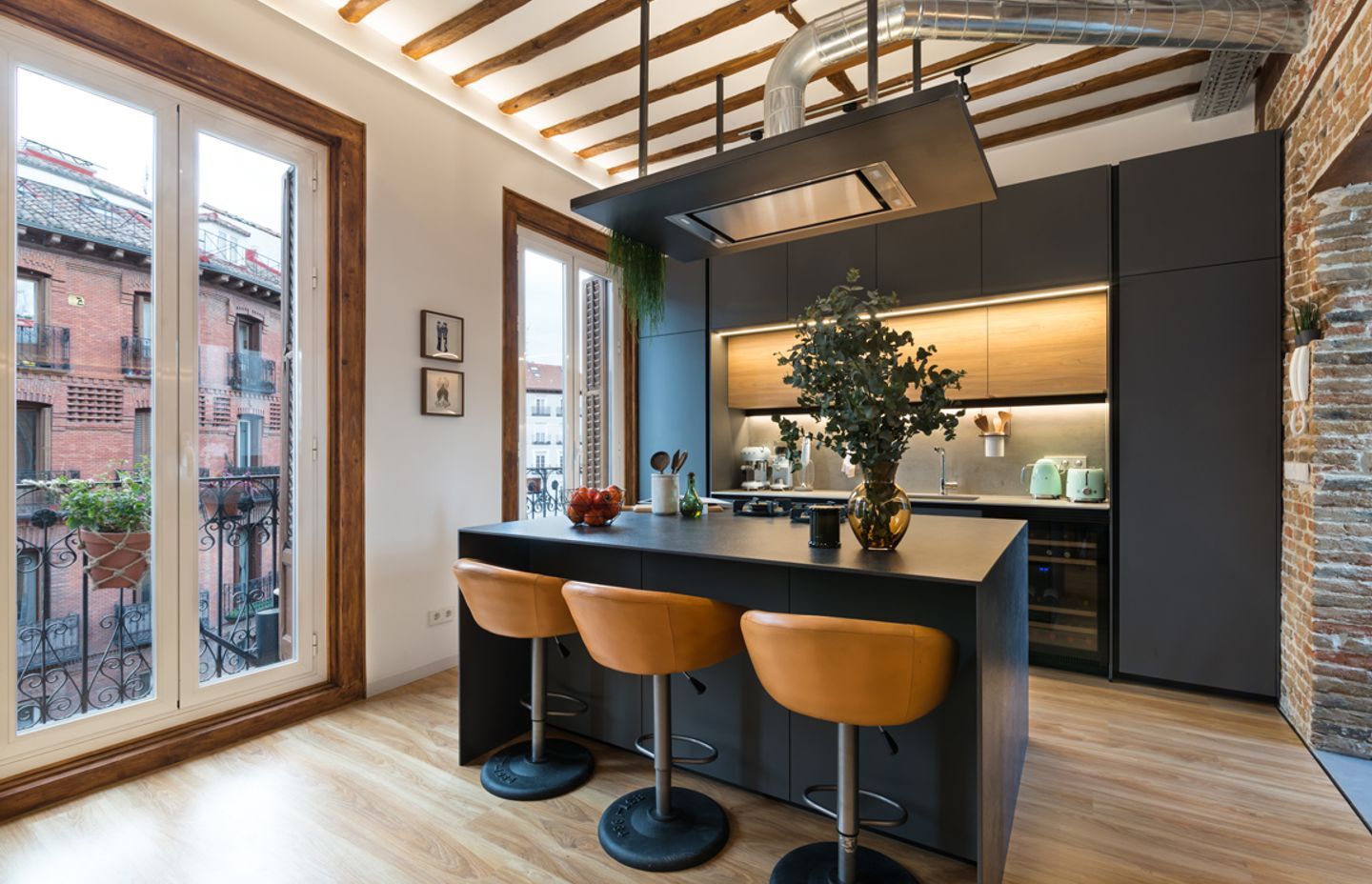 Industrial style kitchens: The metallic beauty that endures