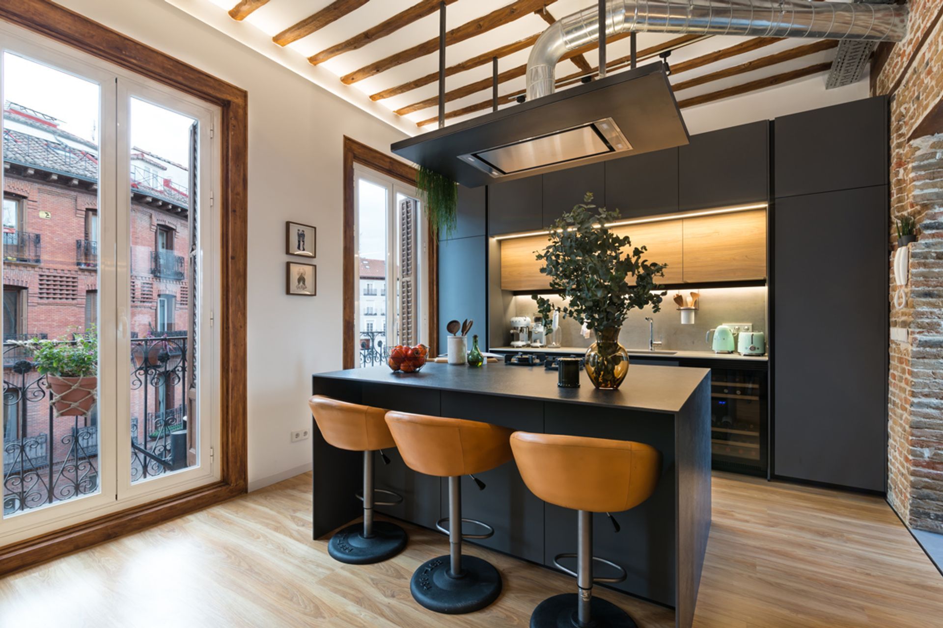 Industrial style kitchens: The metallic beauty that endures