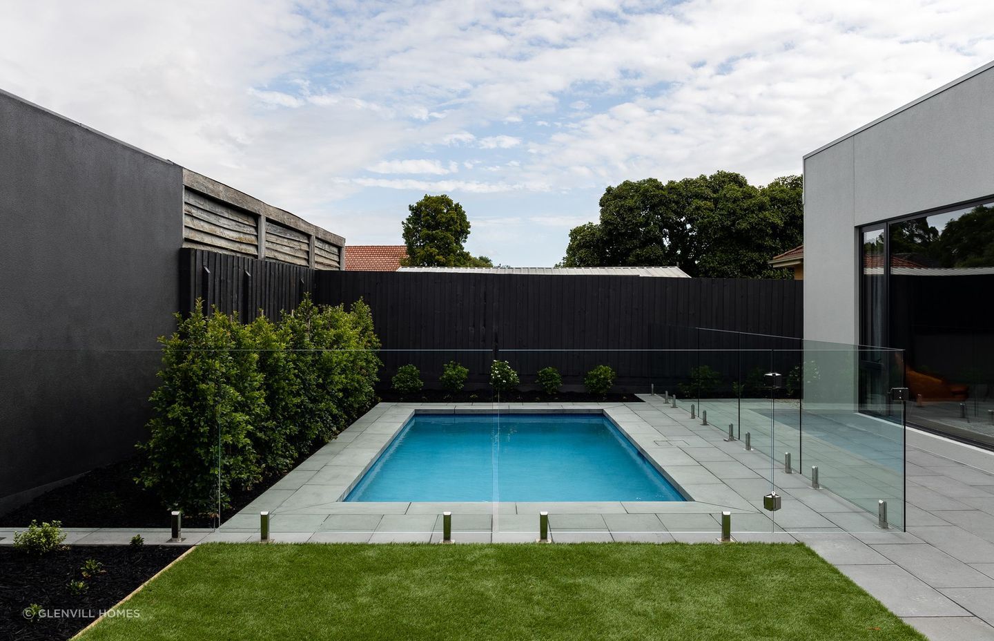 The garden of this property is nice and tidy, and provides a clean space for the outdoor pool to be housed. Photography: Timothy Kaye
