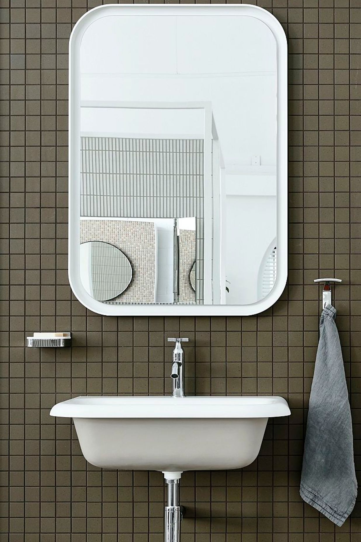 INAX Sugie Series S7736 Hanten mosaic with Agape Ottocento basin, Memory Mirror, tapware and accessories