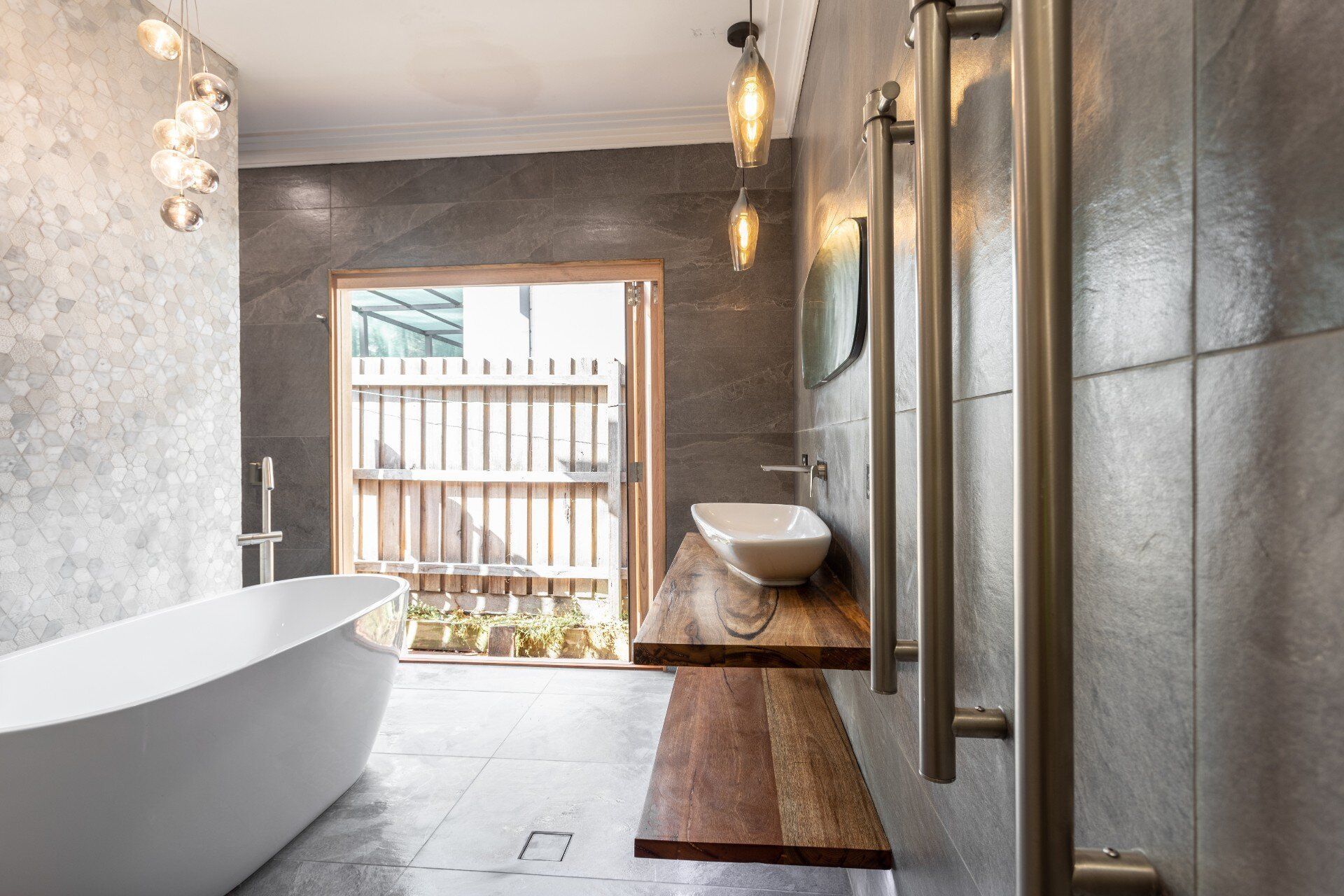 A modern bathroom that effectively uses accessories in a concise manner to boost both use and appearance.