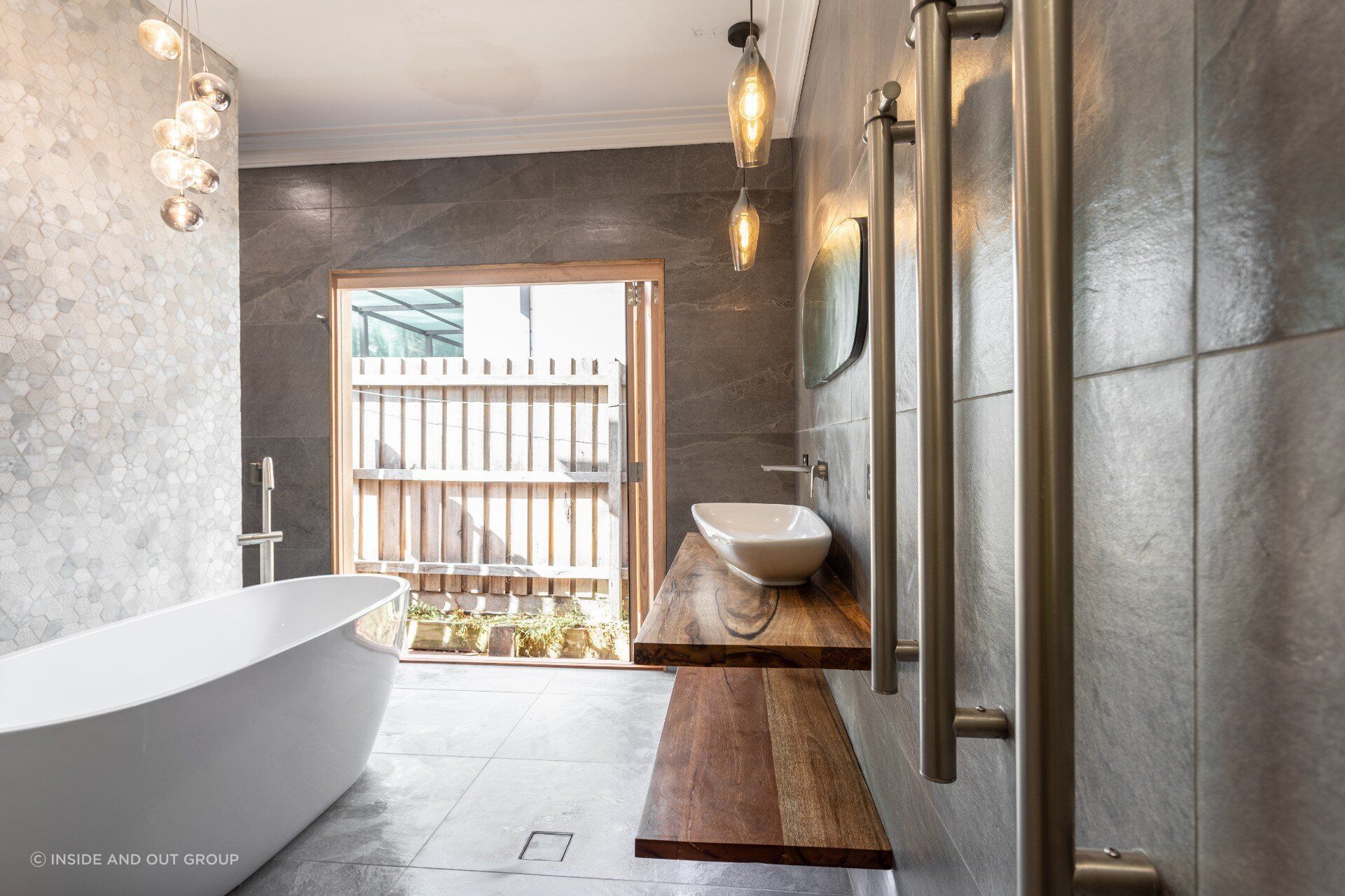 A modern bathroom that effectively uses accessories in a concise manner to boost both use and appearance.