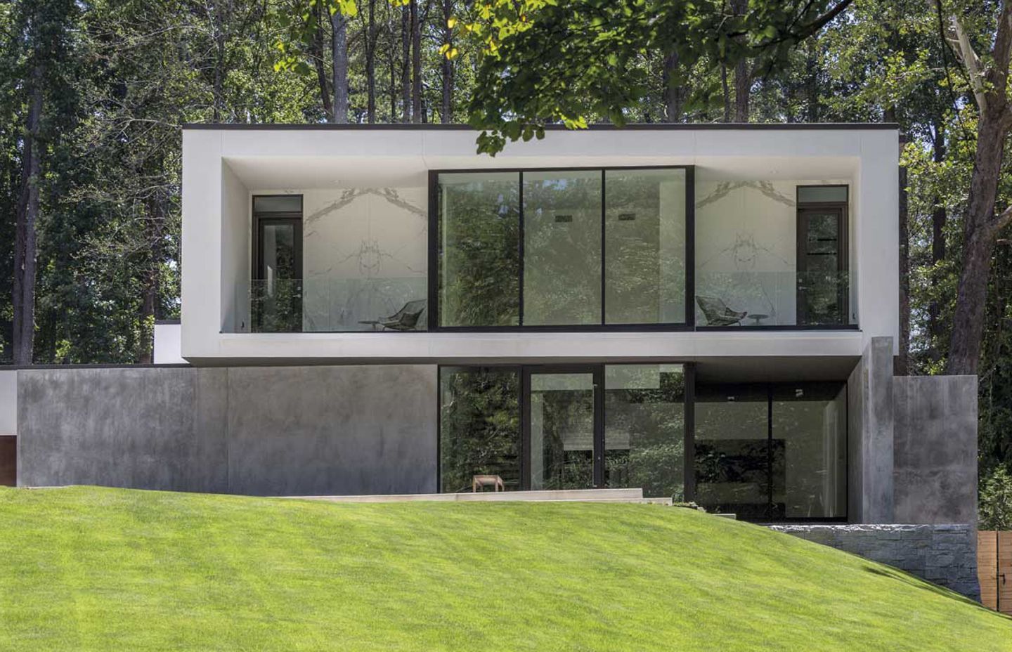 Neolith Estatuario Silk façade. A residential home in Atlanta.
