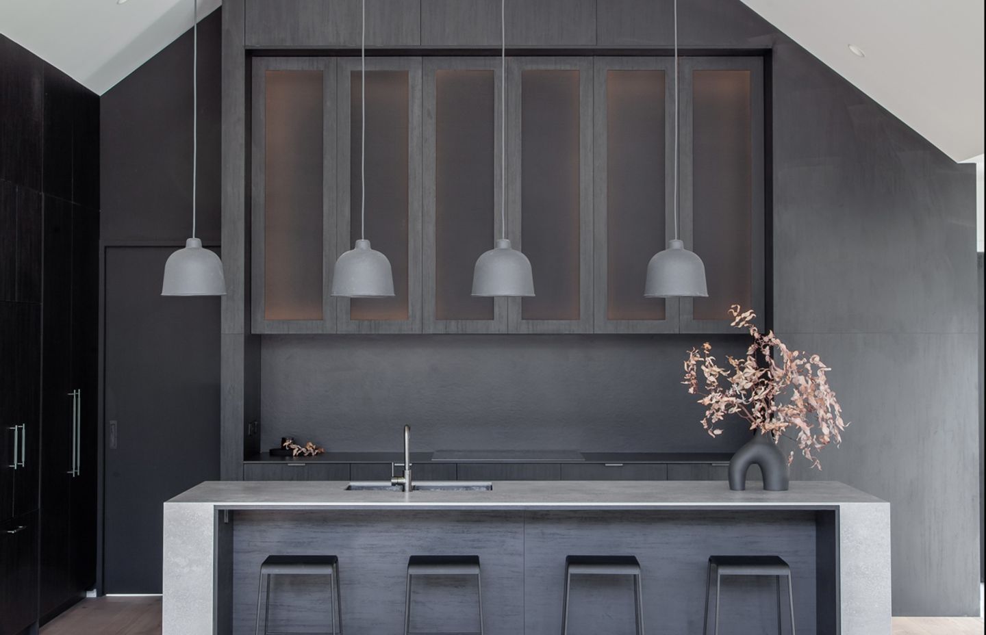 Industrial style kitchens: The metallic beauty that endures