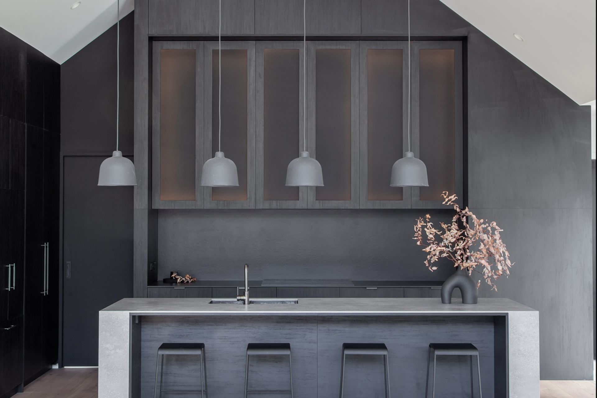 Industrial style kitchens: The metallic beauty that endures