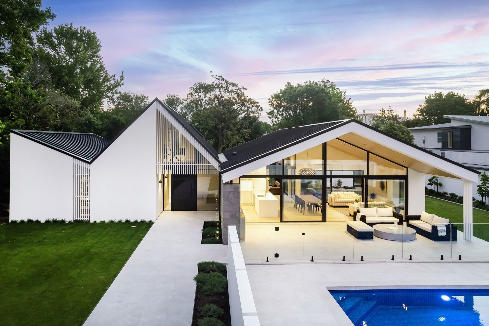 With sleek hardware and an elegant, frameless finish, frameless glass is ideal for applications where safety and aesthetics are paramount.