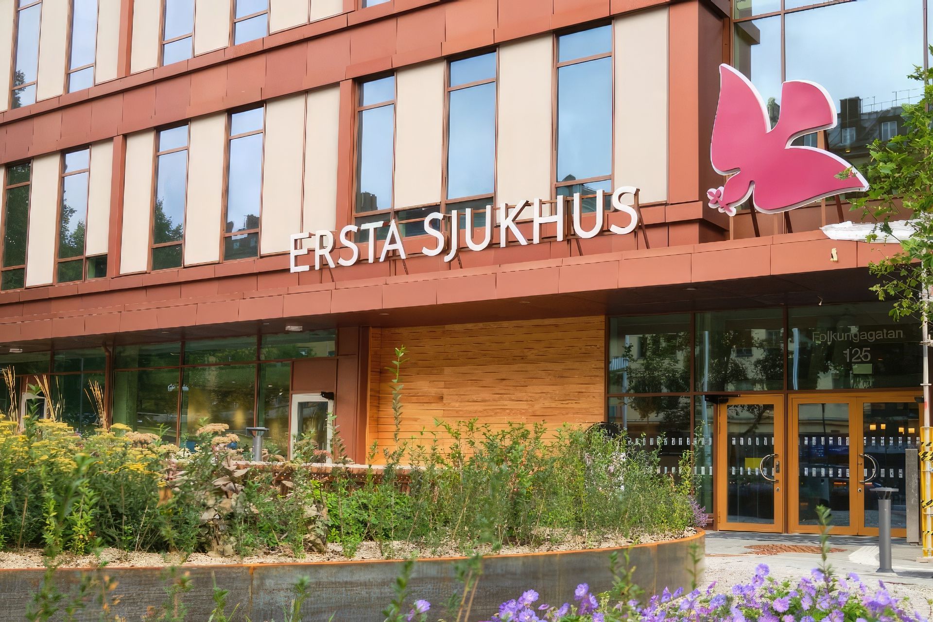 Sustainability was a key guiding principle in the development of Ersta Hospital, which is why they worked with Emma. The concept focused on utilising natural materials, minimising environmental impact, and creating a homelike and calming atmosphere for patients.