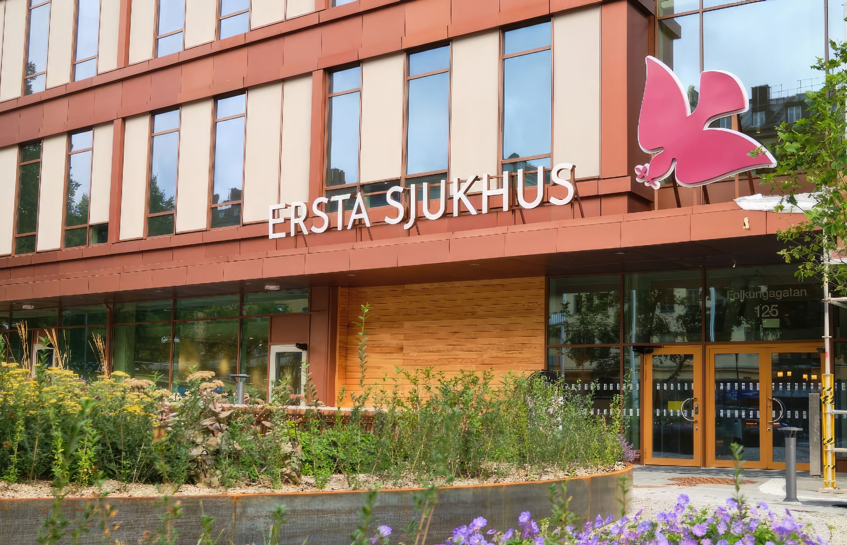 Sustainability was a key guiding principle in the development of Ersta Hospital, which is why they worked with Emma. The concept focused on utilising natural materials, minimising environmental impact, and creating a homelike and calming atmosphere for patients.