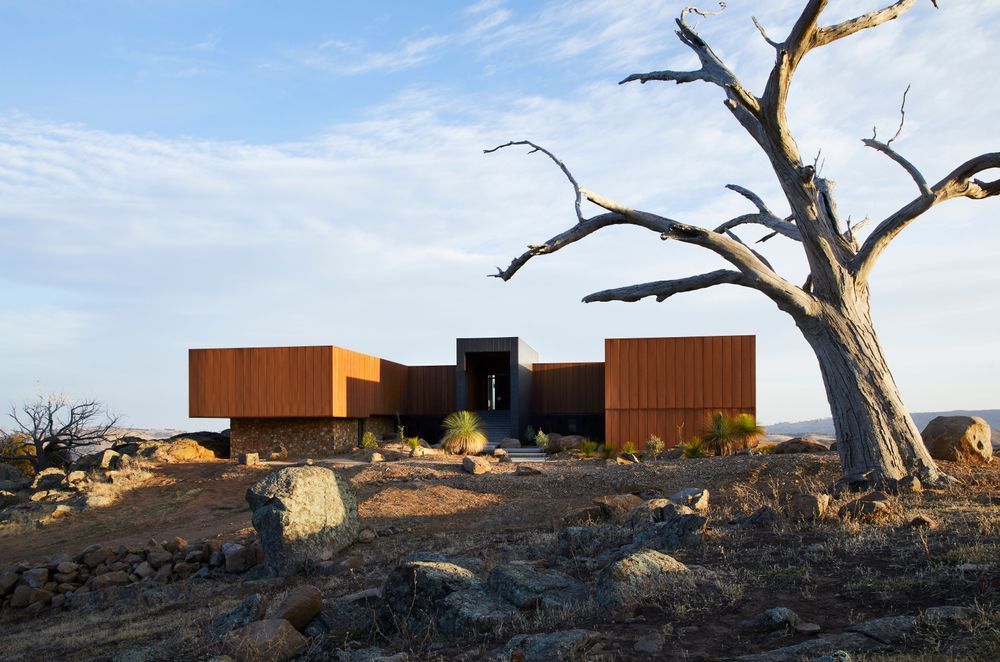 Euroa House seamlessly blends with the surrounding terrain. Photography: Armelle Habib