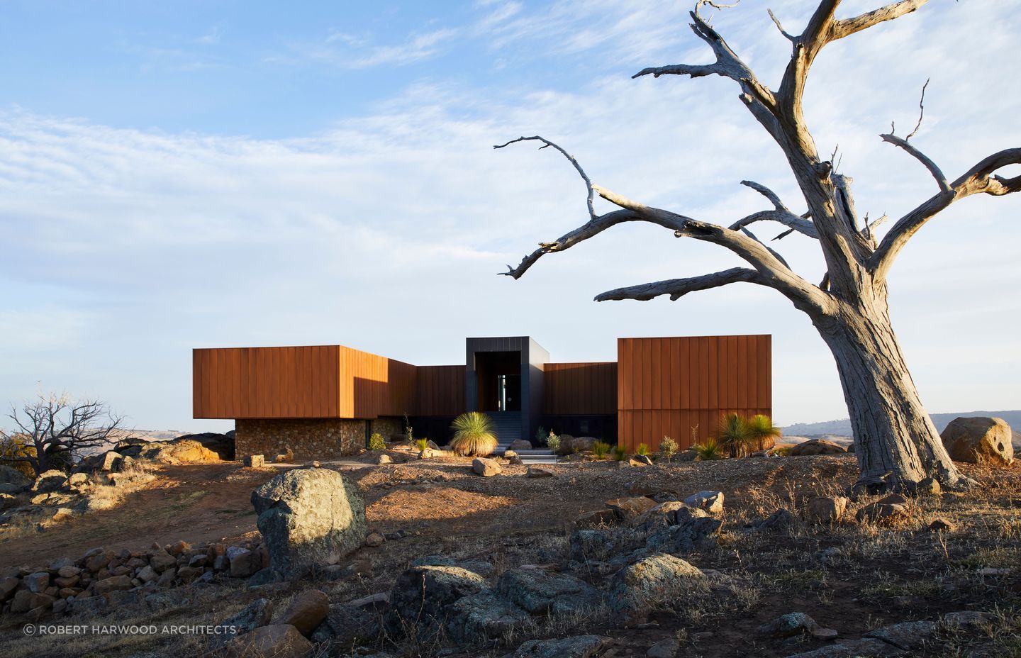 Euroa House seamlessly blends with the surrounding terrain. Photography: Armelle Habib