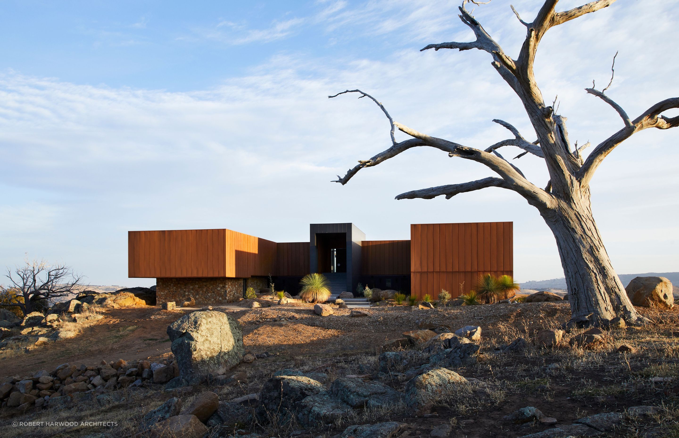 Euroa House seamlessly blends with the surrounding terrain. Photography: Armelle Habib