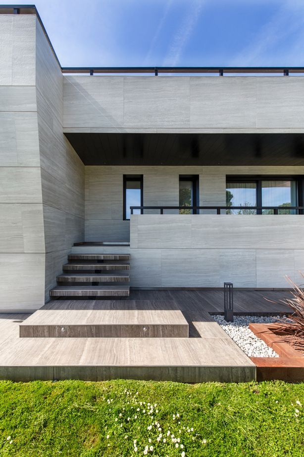 Neolith Strata Argentum façade. A single-family home in Madrid.