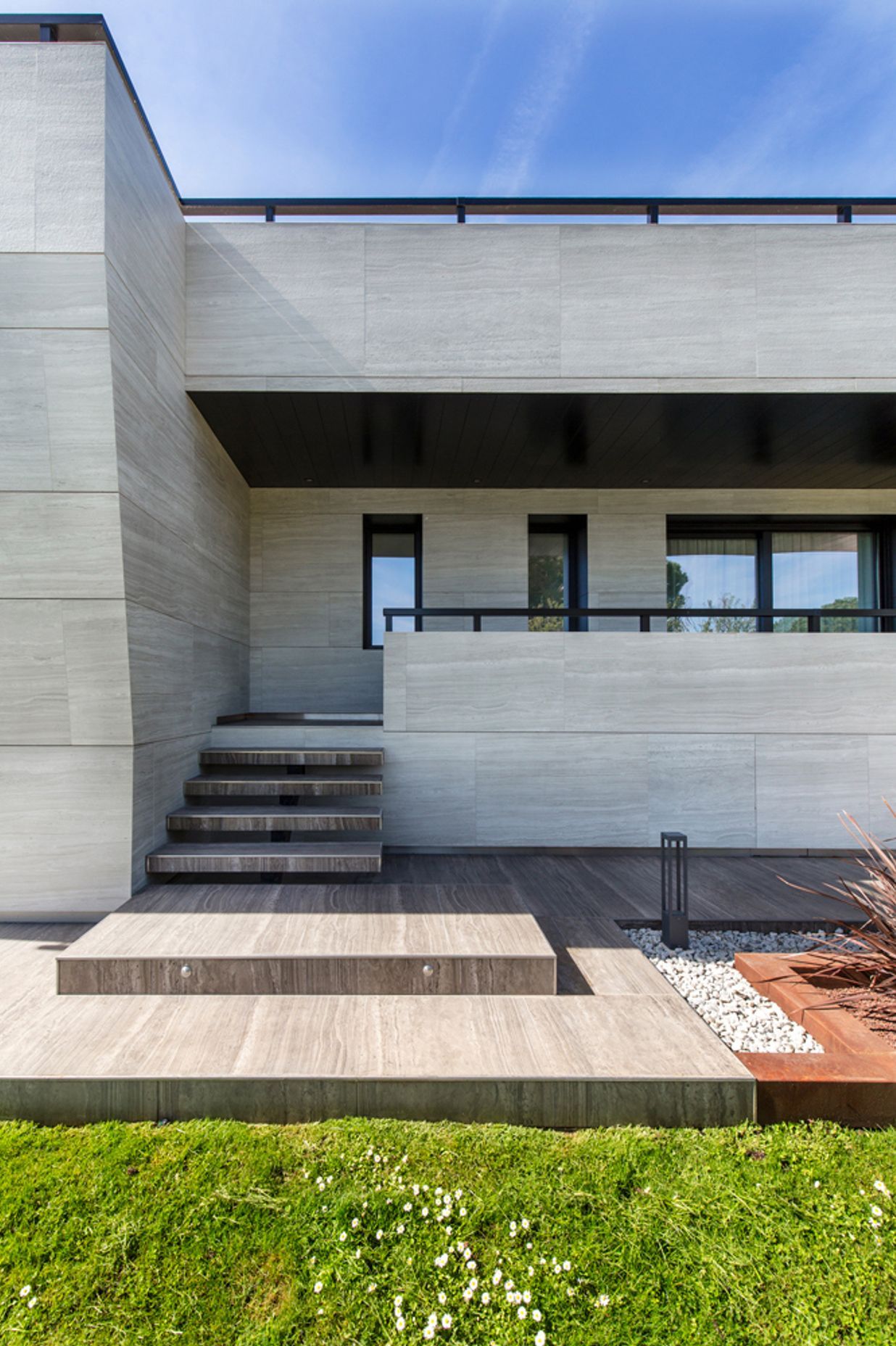 Neolith Strata Argentum façade. A single-family home in Madrid.