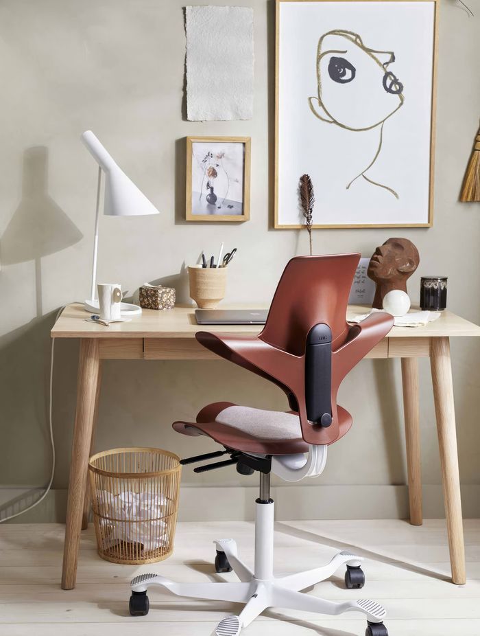 HÅG Capisco Puls is a chair designed by Flokk available with a plastic seat and back made from 100% recycled plastic, sourced from broken snow plough markers.