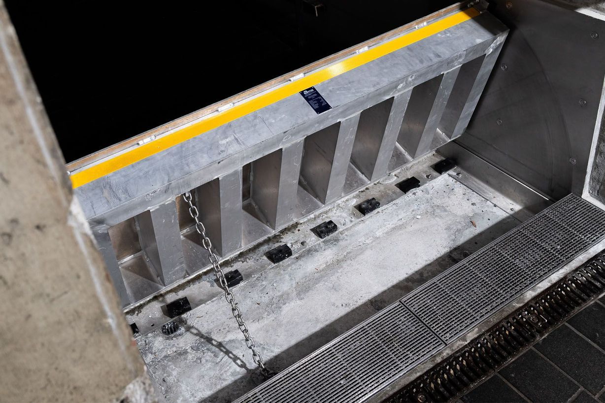 flood-barrier-everybodys0000barrier-up-from-above.jpg