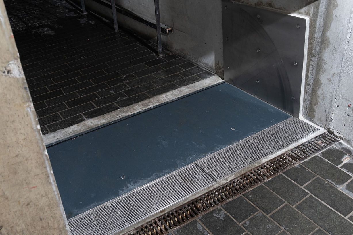 flood-barrier-everybodys0001barrier-down-from-above.jpg