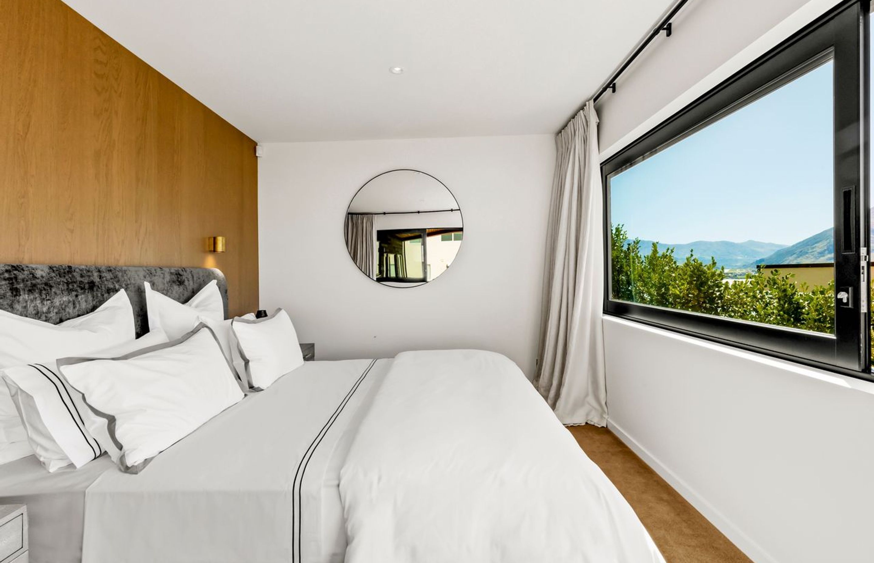 Contemporary New Zealand Home Overlooking the Country’s Longest Lake Lists for NZ$4.5 Million