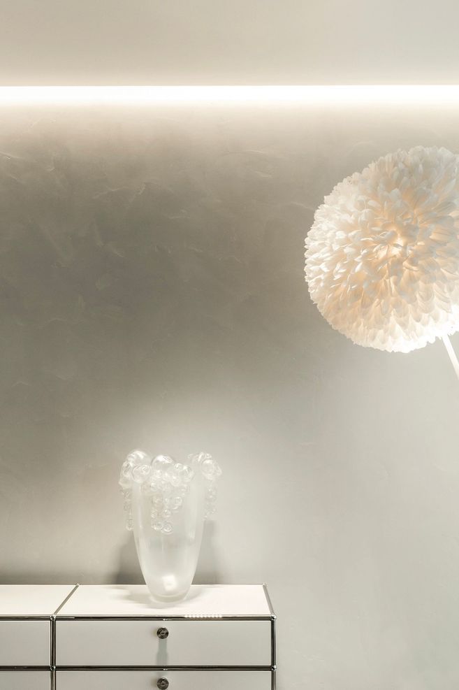 Here lighting is used to enhance and highlight the soft texture of the polished plaster wall.