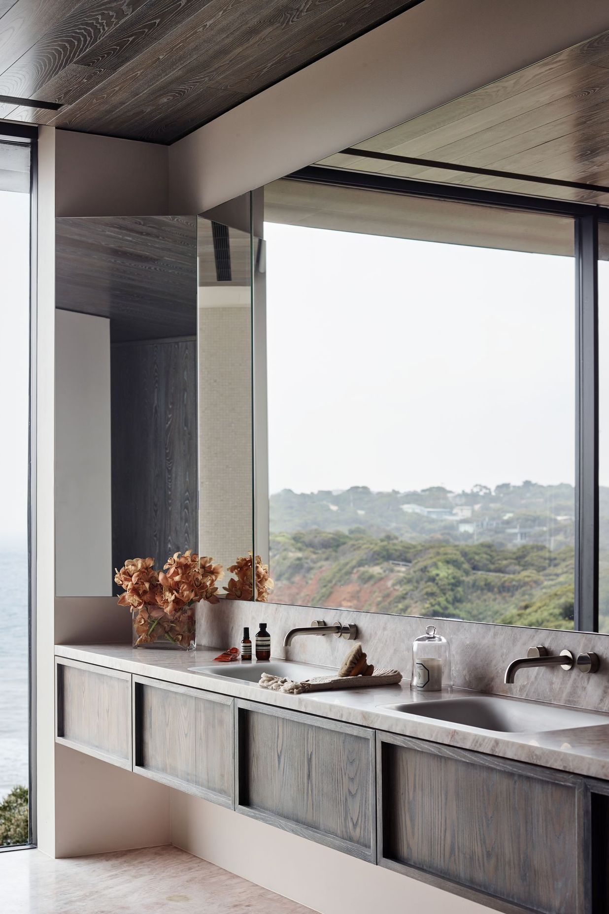Great Ocean Road Residence. Photography by Mark Roper, design by Rob Mills Architecture & Interiors