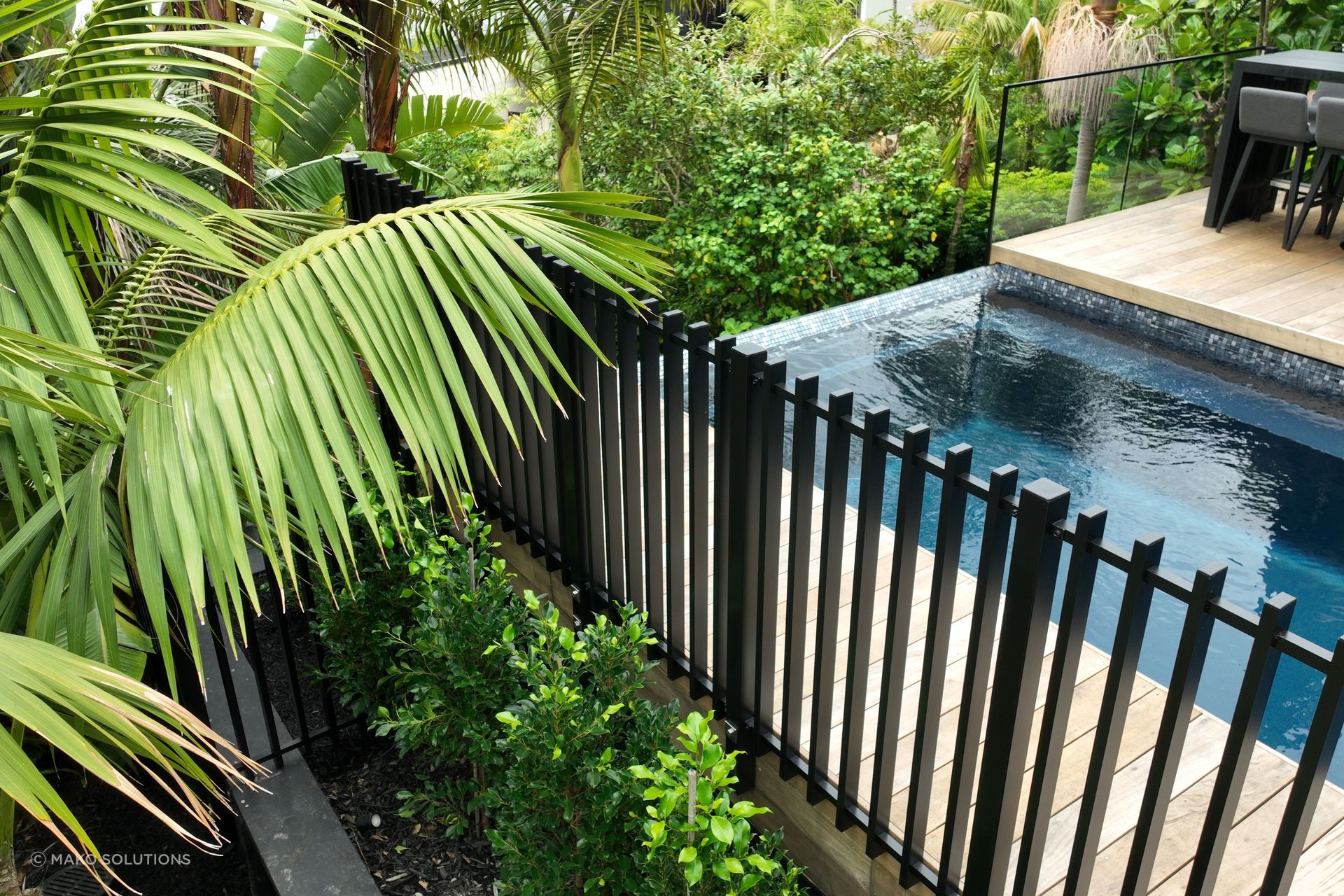 mako-solutions-aluminium-black-blade-pool-balustrade-fencing.jpg