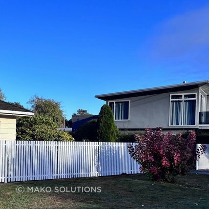 mako-solutions-aluminium-white-picket-fecnce-holiday-home-taupo.jpg
