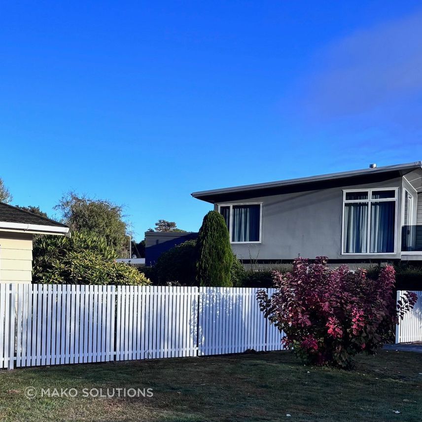 mako-solutions-aluminium-white-picket-fecnce-holiday-home-taupo.jpg