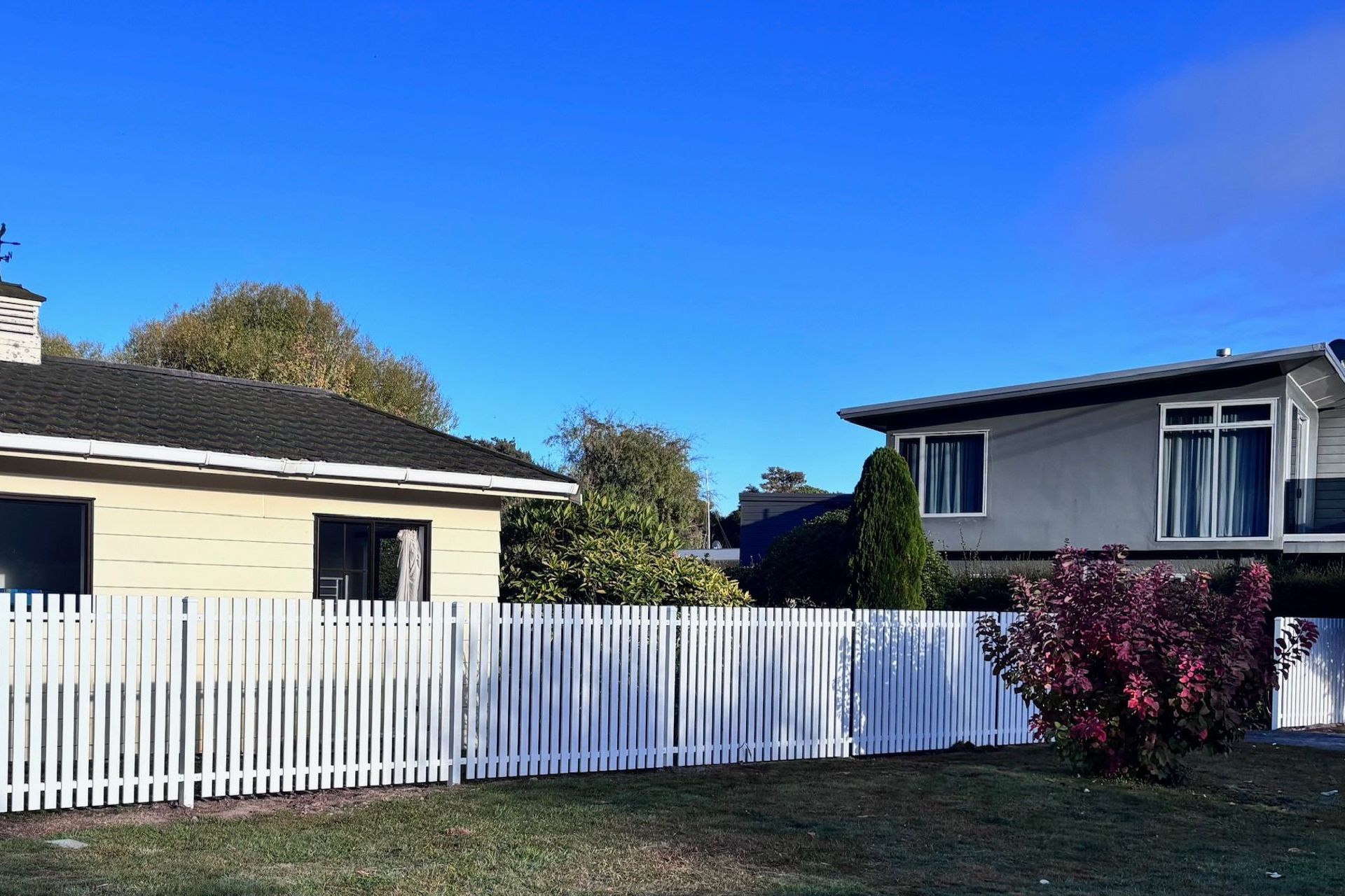 mako-solutions-aluminium-white-picket-fecnce-holiday-home-taupo.jpg