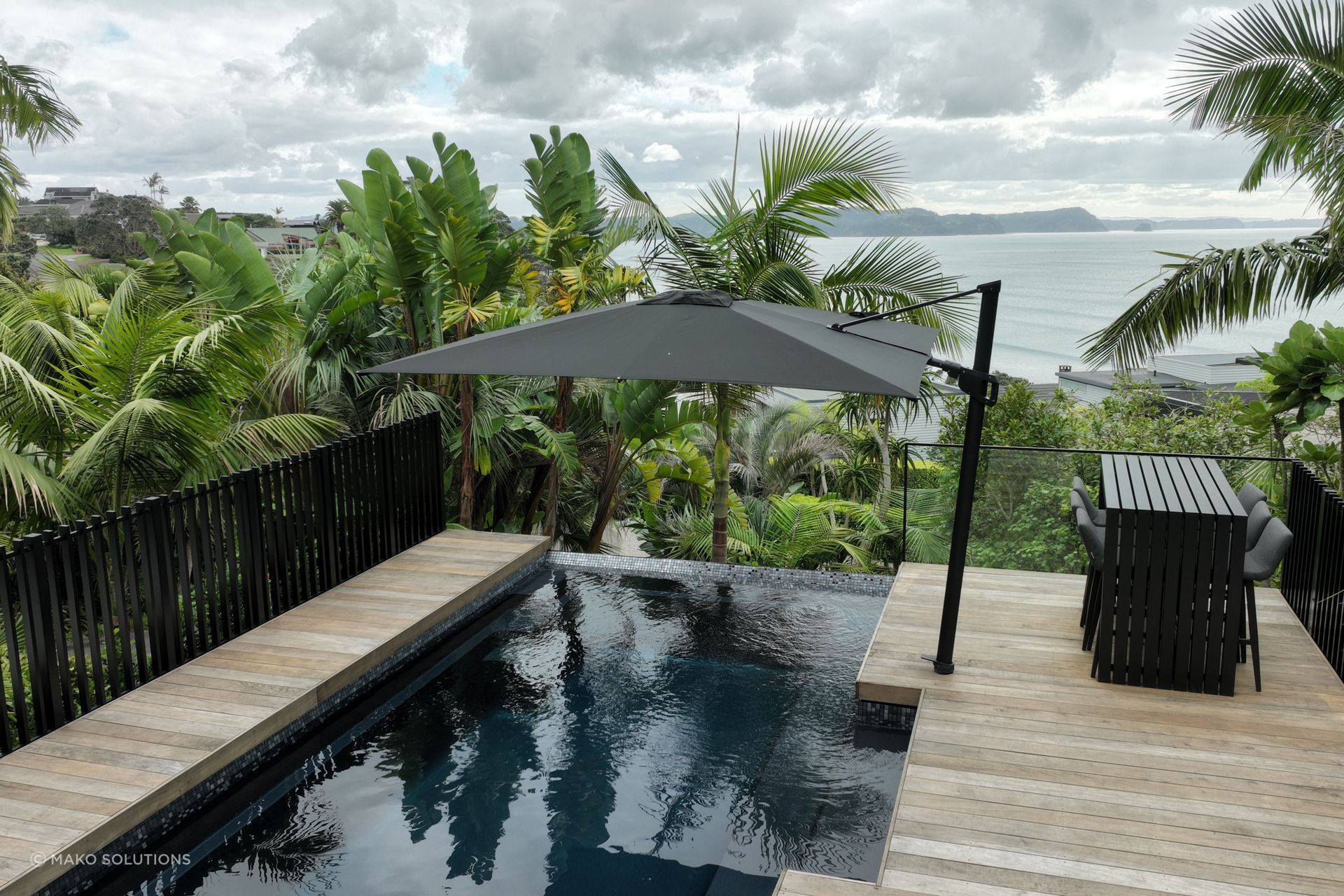 mako-solutions-black-aluminium-blade-pool-fence-balustrade.jpg