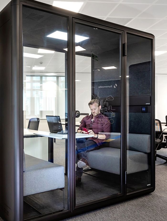 man-using-koplus-kolo-office-pod.jpg