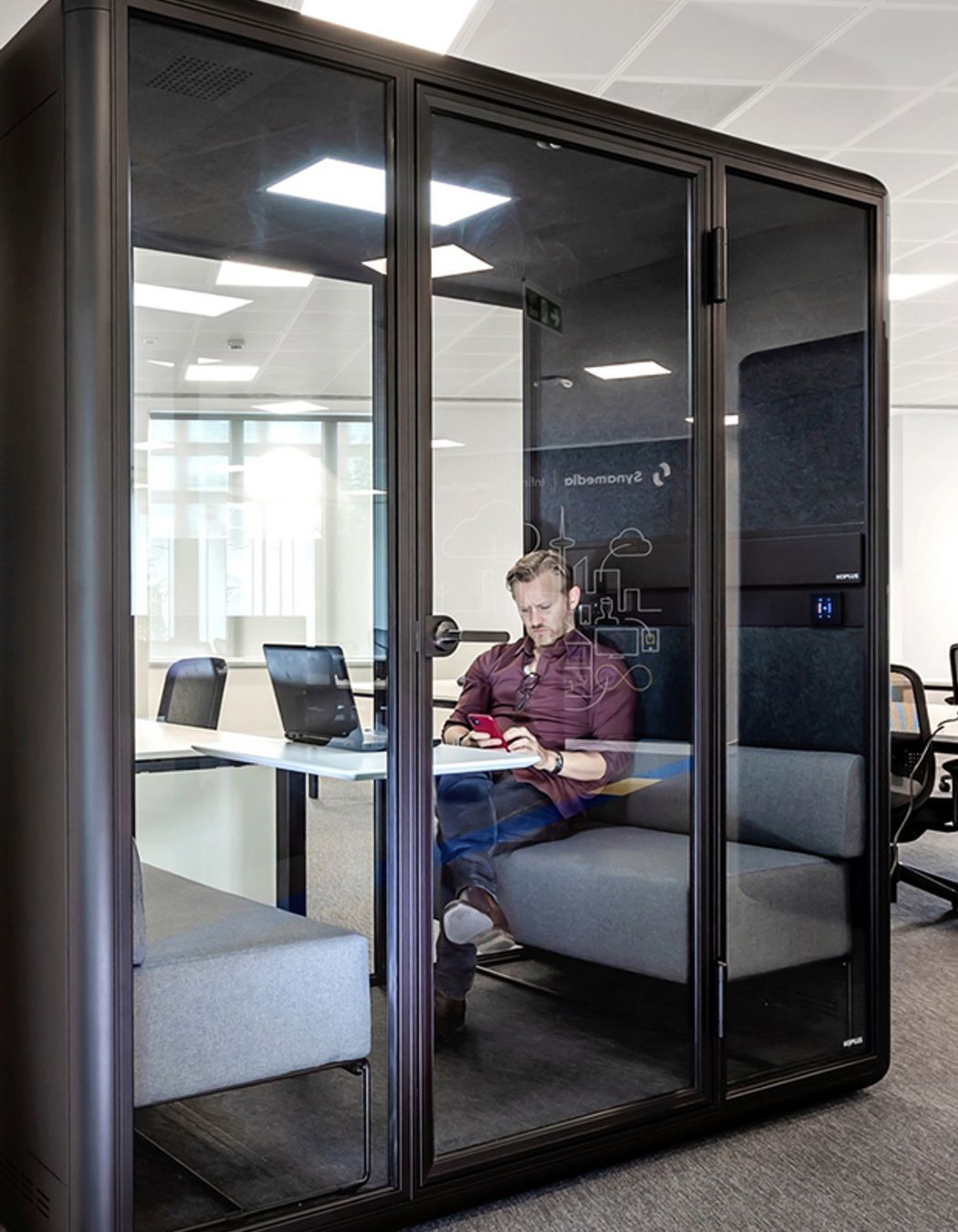 man-using-koplus-kolo-office-pod.jpg