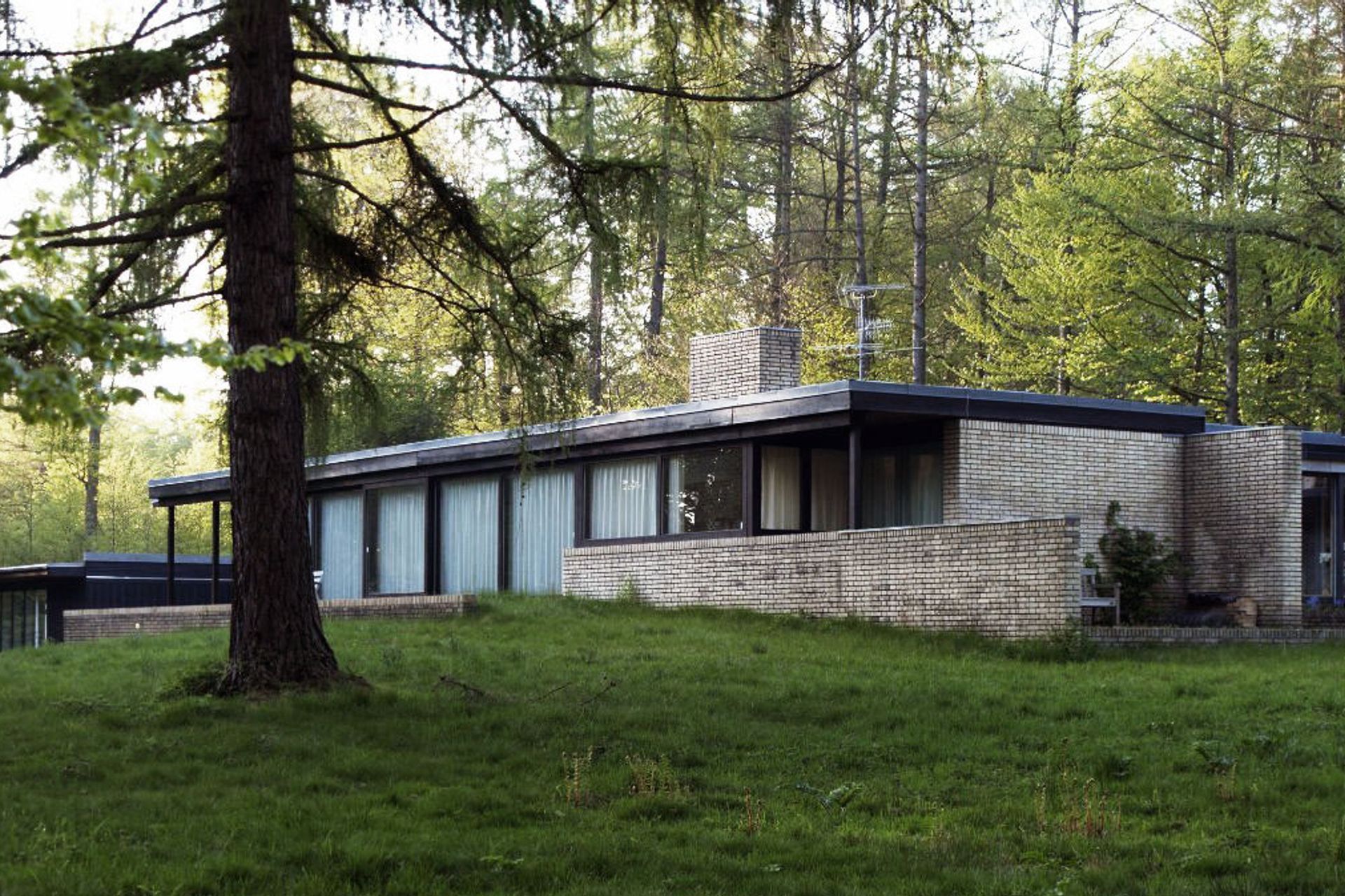 Utzon’s House in Hellebaek, Jorn Utzon | Source: https://archeyes.com/utzons-house-in-hellebaek-denmark-jorn-utzon/