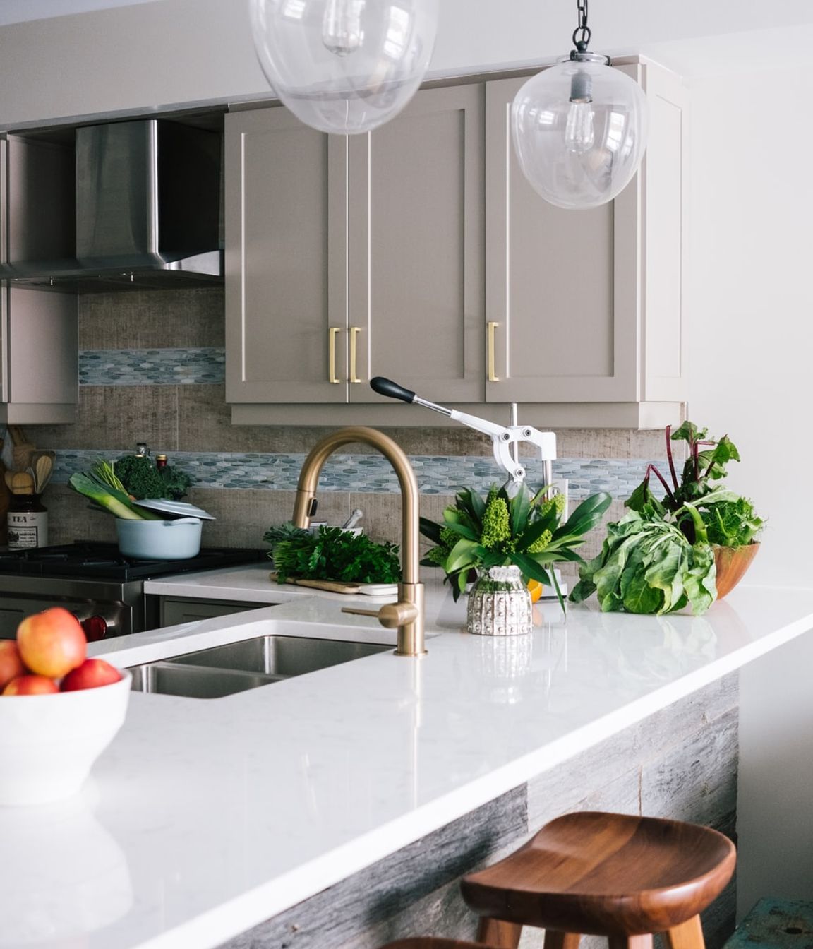 Example of task lighting to draw attention to island | Photo Credit - Unsplash