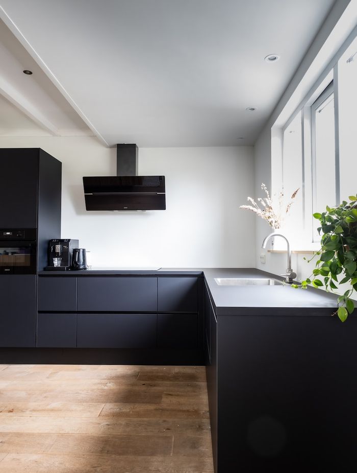 Contrasting colour in kitchen layout | Photo Credit – Unsplash