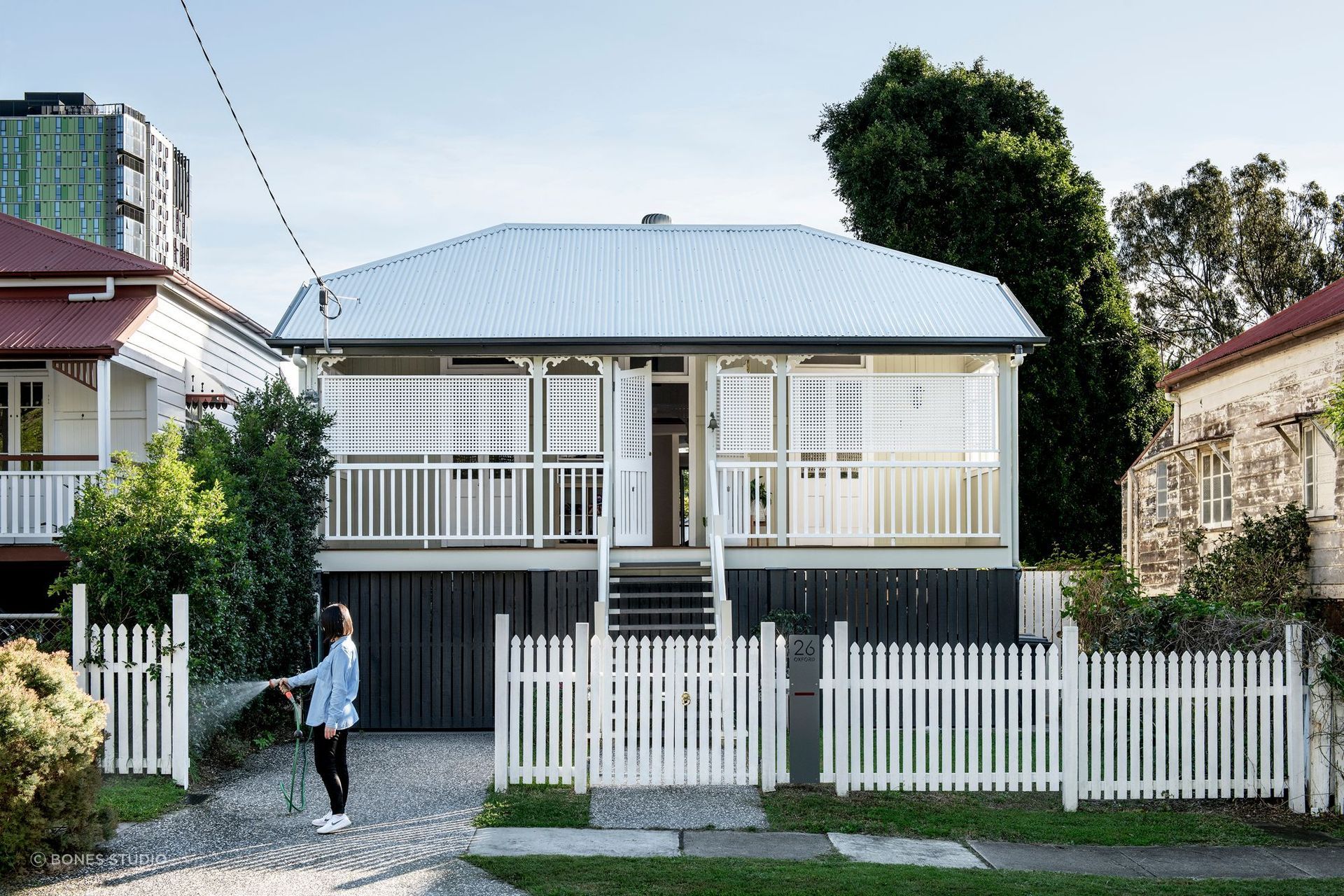 Queenslander style homes encapsulate an iconic Australian architectural style. Featured Project: Oxford Cottage by Bones Studio