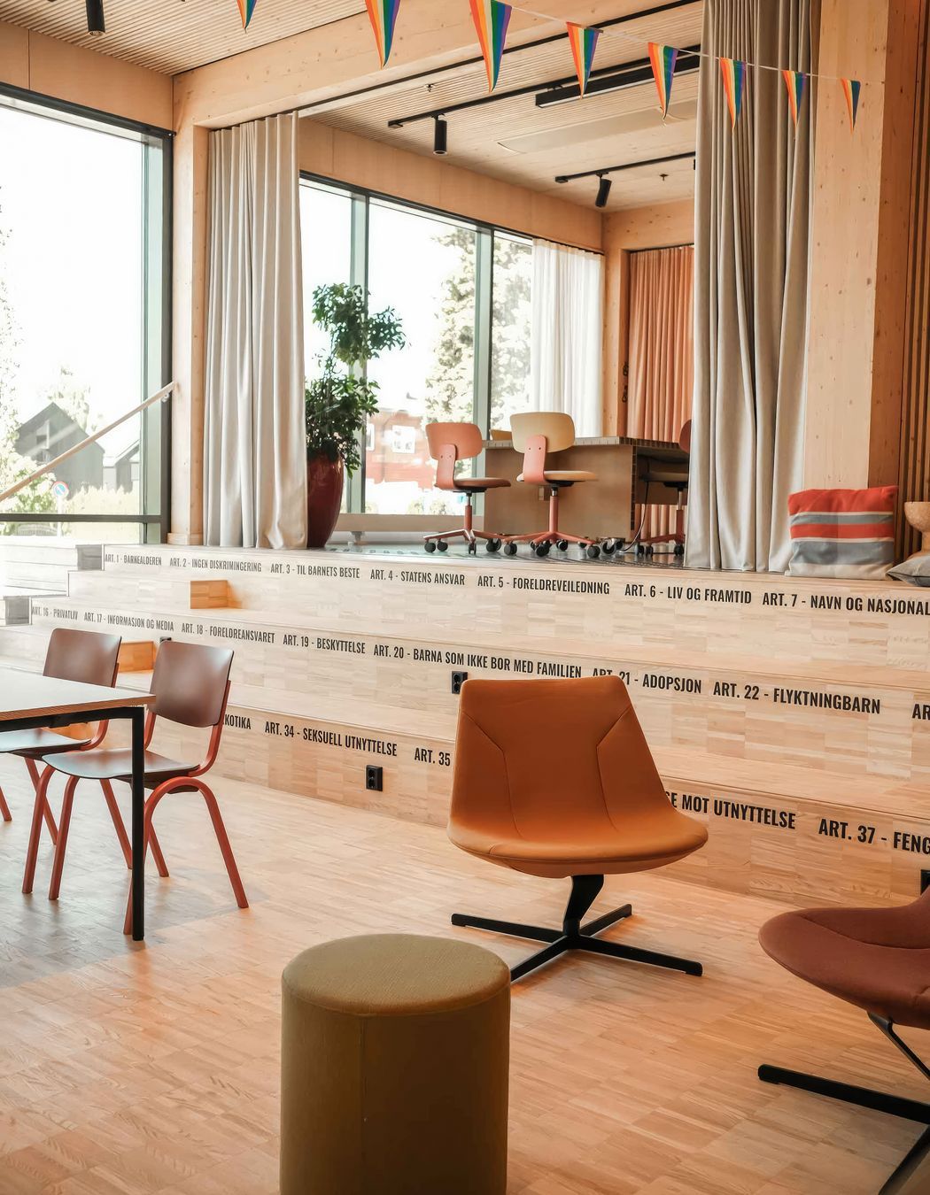 Flokk provided a range of seating covering all three workspace environments in the office. Featured: HÅG Celi, HÅG Tion, Profim Chic Lounge easy chair and Vancouver Oto pouffes