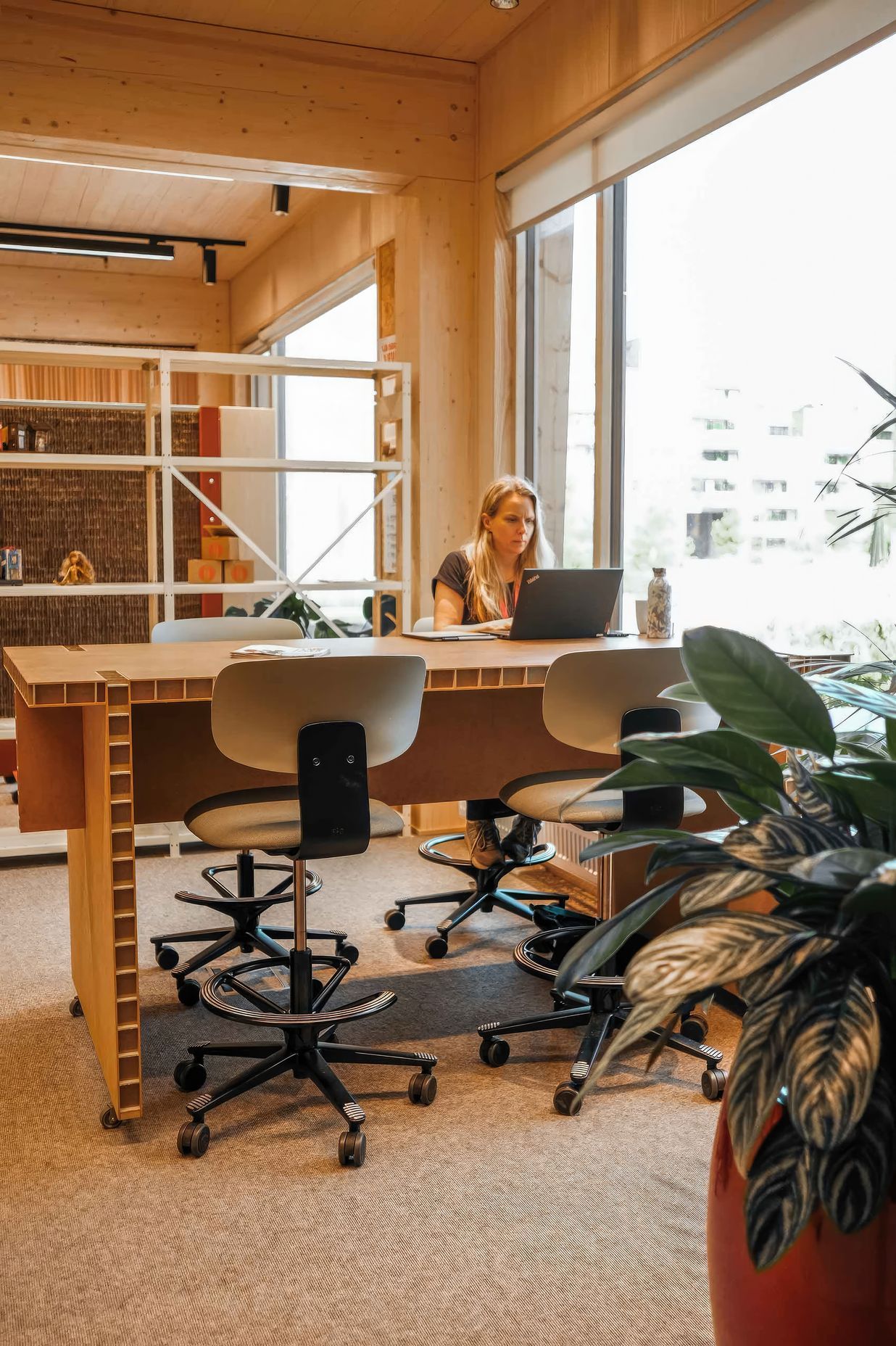 HÅG Tion chairs comprise plastic seat and back shells made of 94% post-consumer plastic, with the use of 97-98% recycled aluminium in main components. Available with an EPD, measuring complete carbon footprint and other environmental impact data