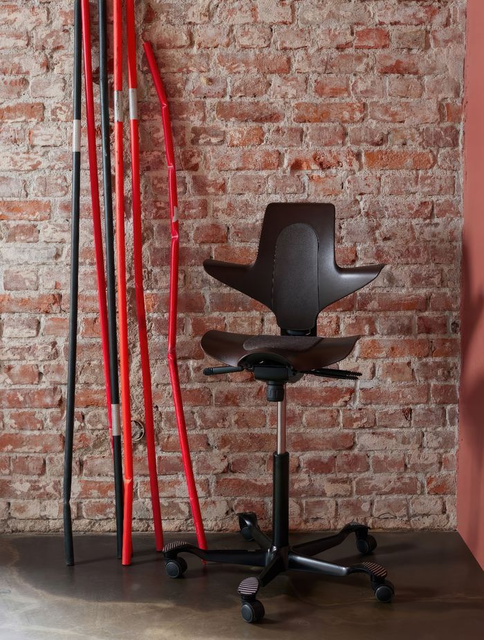 In 2022 we launched full-scale production of our HÅG Capisco Puls chairs made from recycled plastic obtained from broken and discarded snow plough markers.